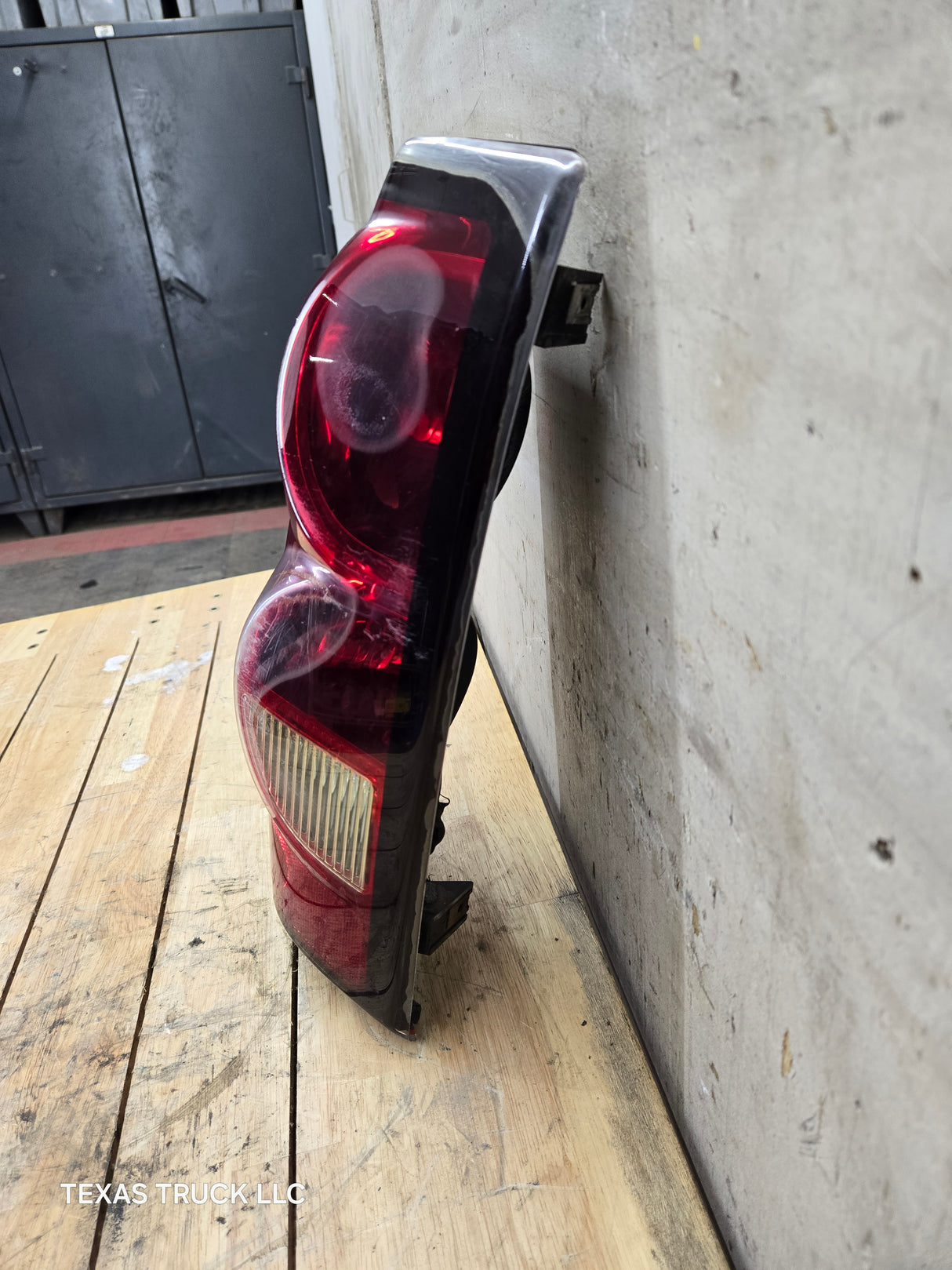 2003-2007 Chevrolet Silverado 1500 2500 3500 HD LH Driver Side Tail Light