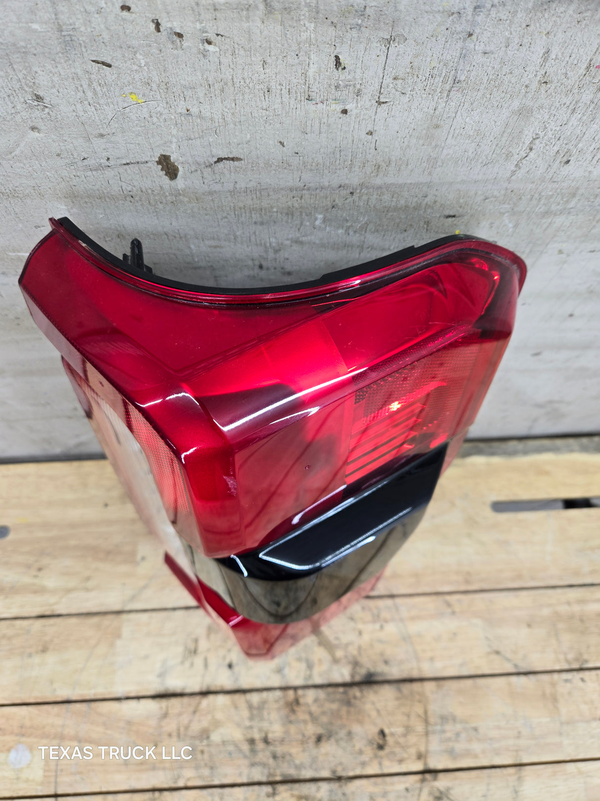 2023-2026 Ford Super Duty F250 F350 RH Incandescent Passenger Side Tail Light With Bliss PC3B-13B504-BH