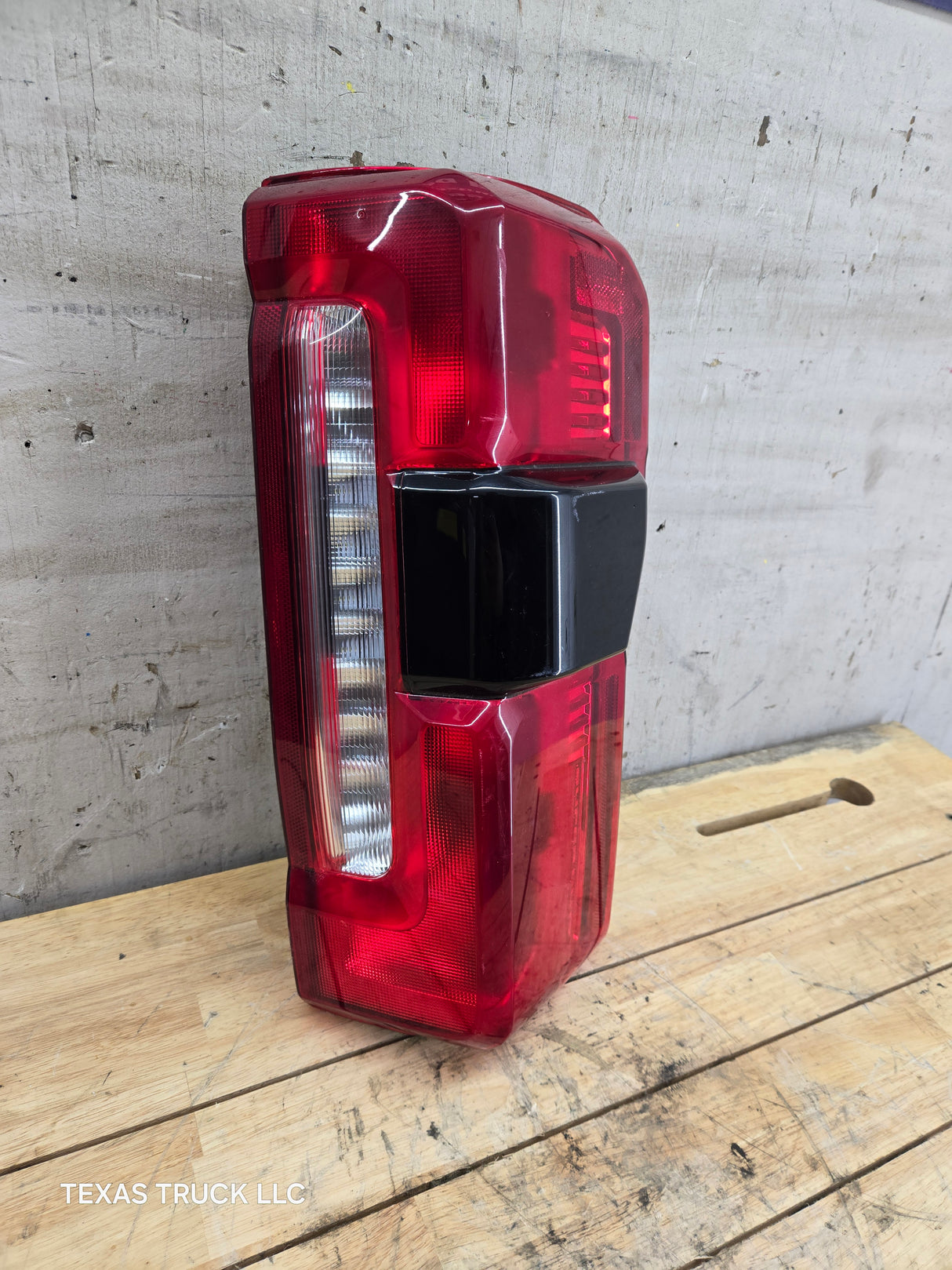 2023-2026 Ford Super Duty F250 F350 RH Incandescent Passenger Side Tail Light With Bliss PC3B-13B504-BH