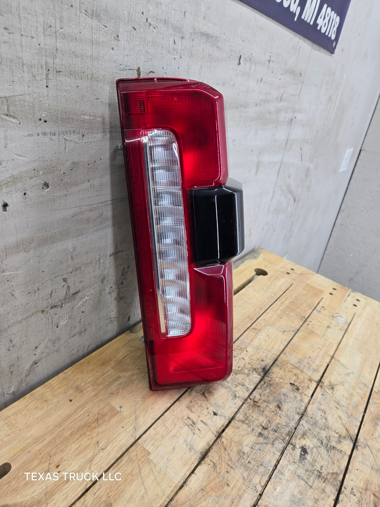 2023-2026 Ford Super Duty F250 F350 RH Incandescent Passenger Side Tail Light With Bliss PC3B-13B504-BH
