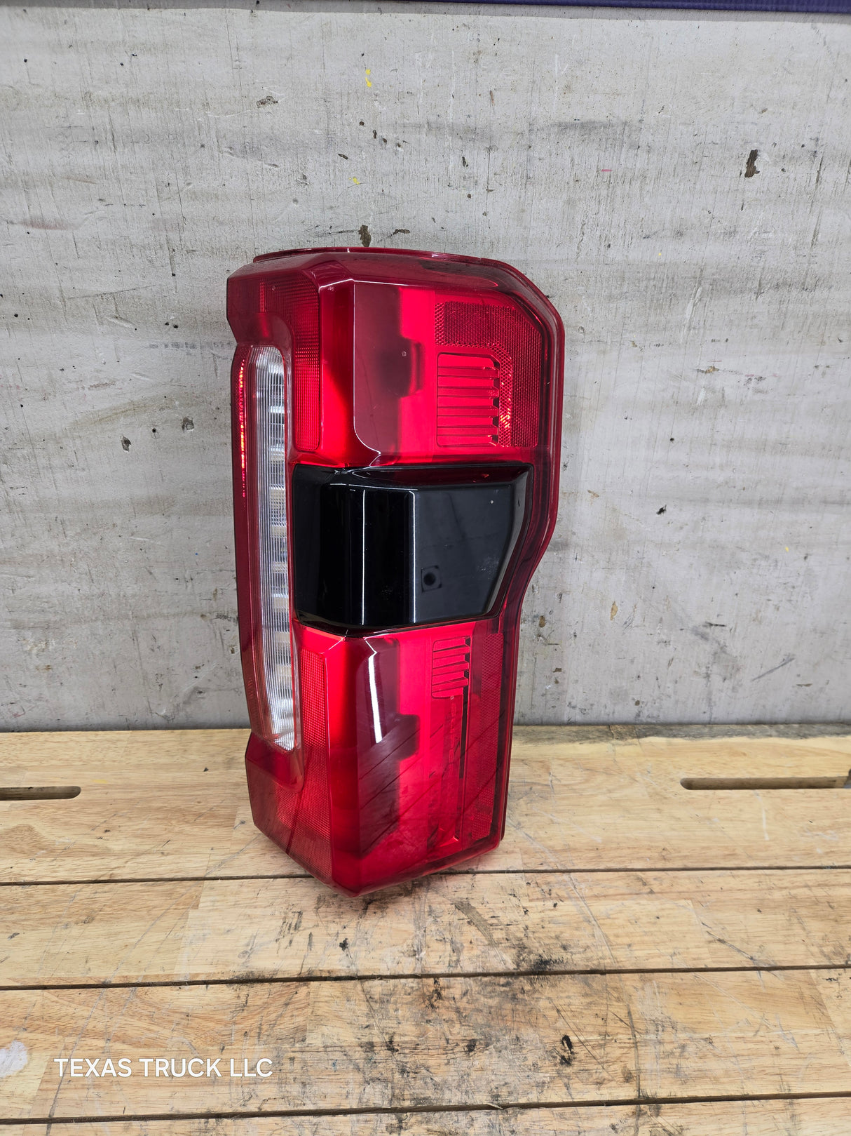 2023-2026 Ford Super Duty F250 F350 RH Incandescent Passenger Side Tail Light With Bliss PC3B-13B504-BH