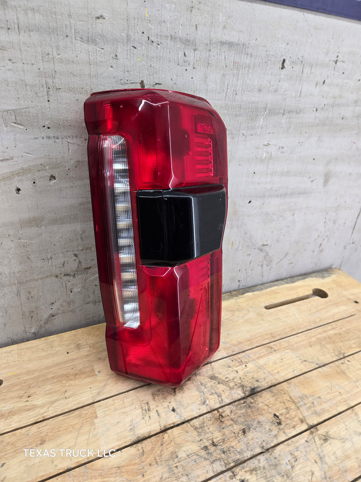 2023-2026 Ford Super Duty F250 F350 RH Incandescent Passenger Side Tail Light With Bliss PC3B-13B504-BH