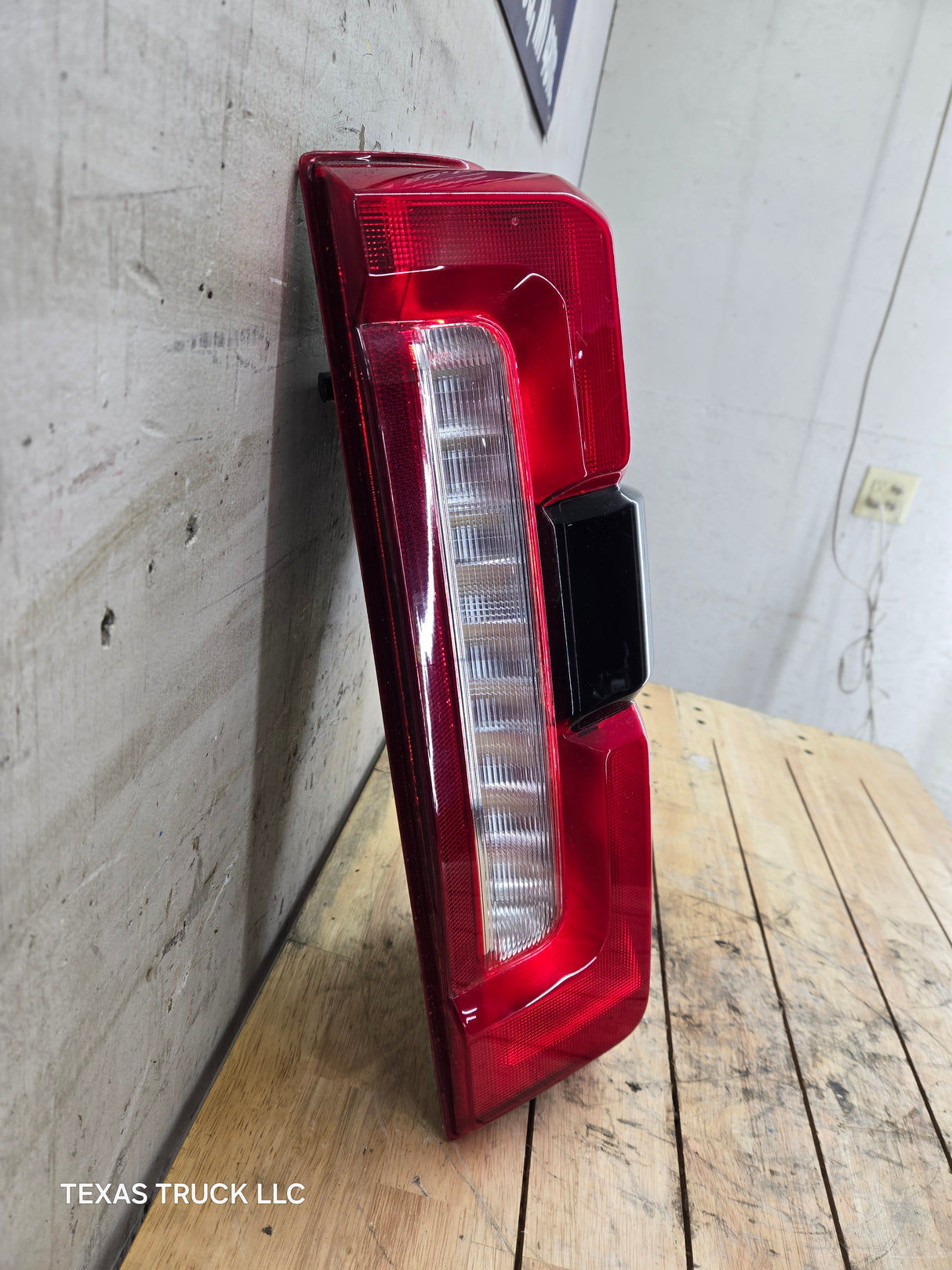 2023-2026 Ford Super Duty F250 F350 RH Incandescent Passenger Side Tail Light With Bliss PC3B-13B504-BH