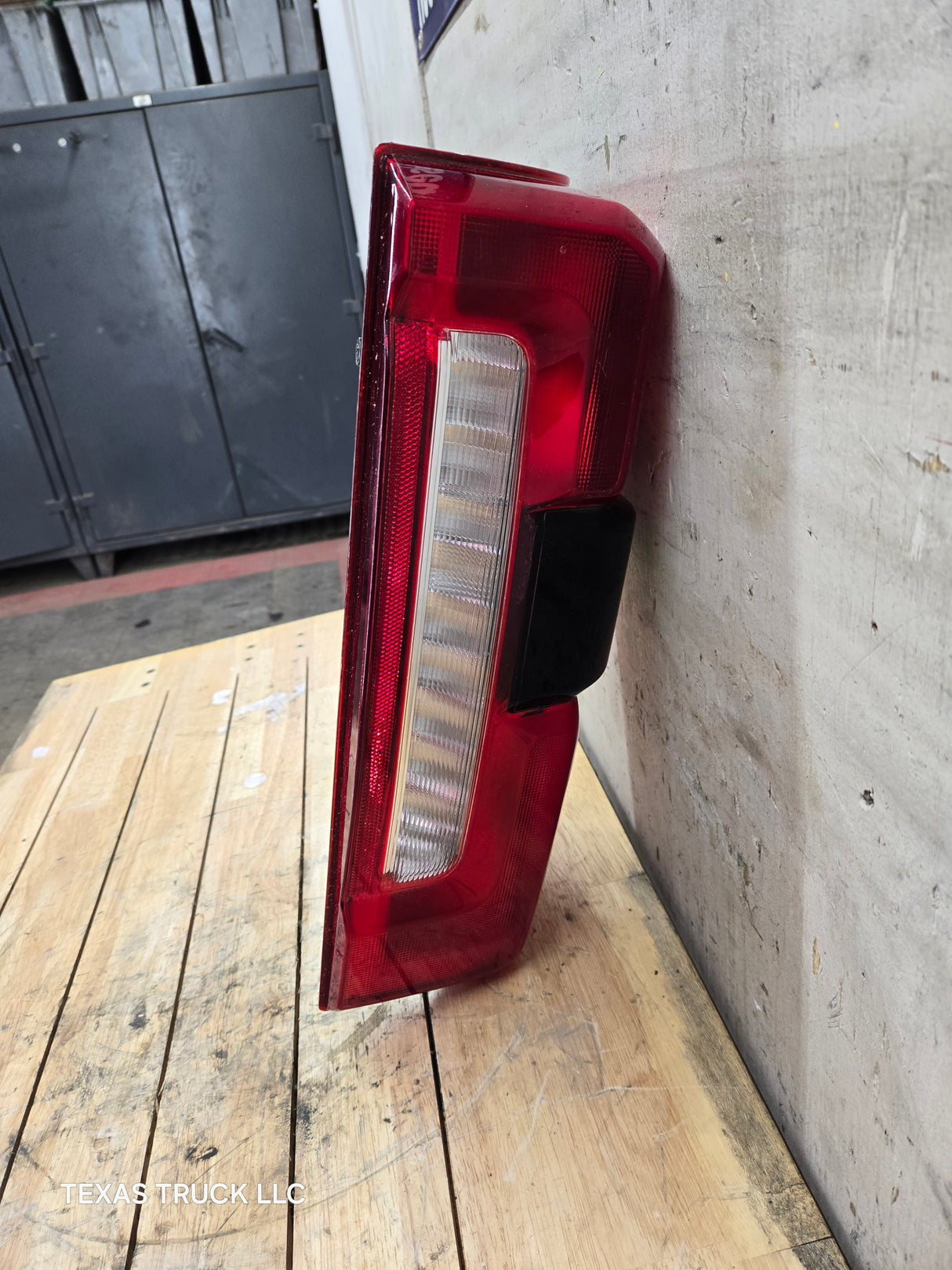 2023-2026 Ford Super Duty F250 F350 RH Incandescent Passenger Side Tail Light With Bliss PC3B-13B504-BH