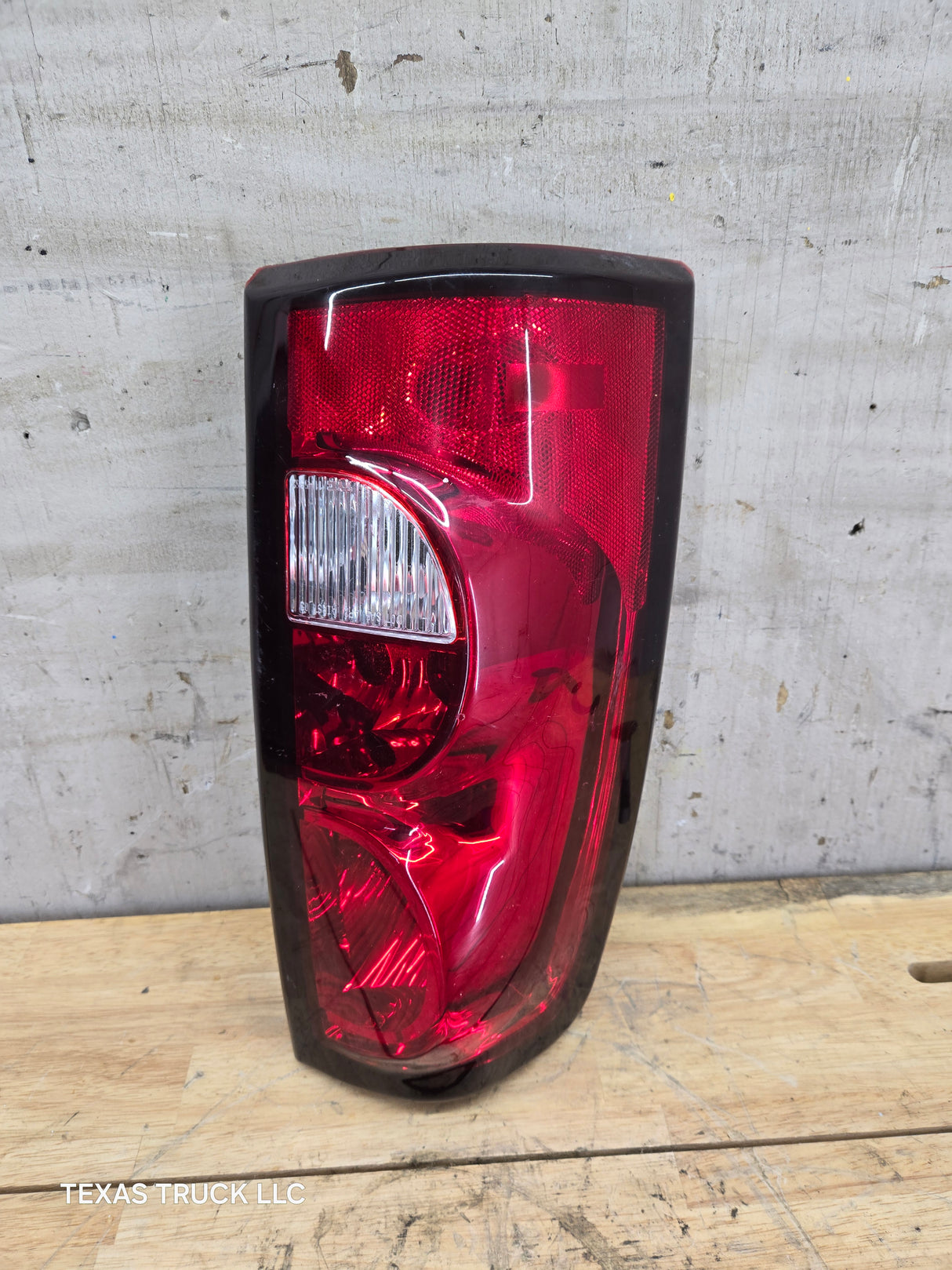 2003-2007 Chevrolet Silverado 1500 2500 3500 HD LH Driver Side Tail Light