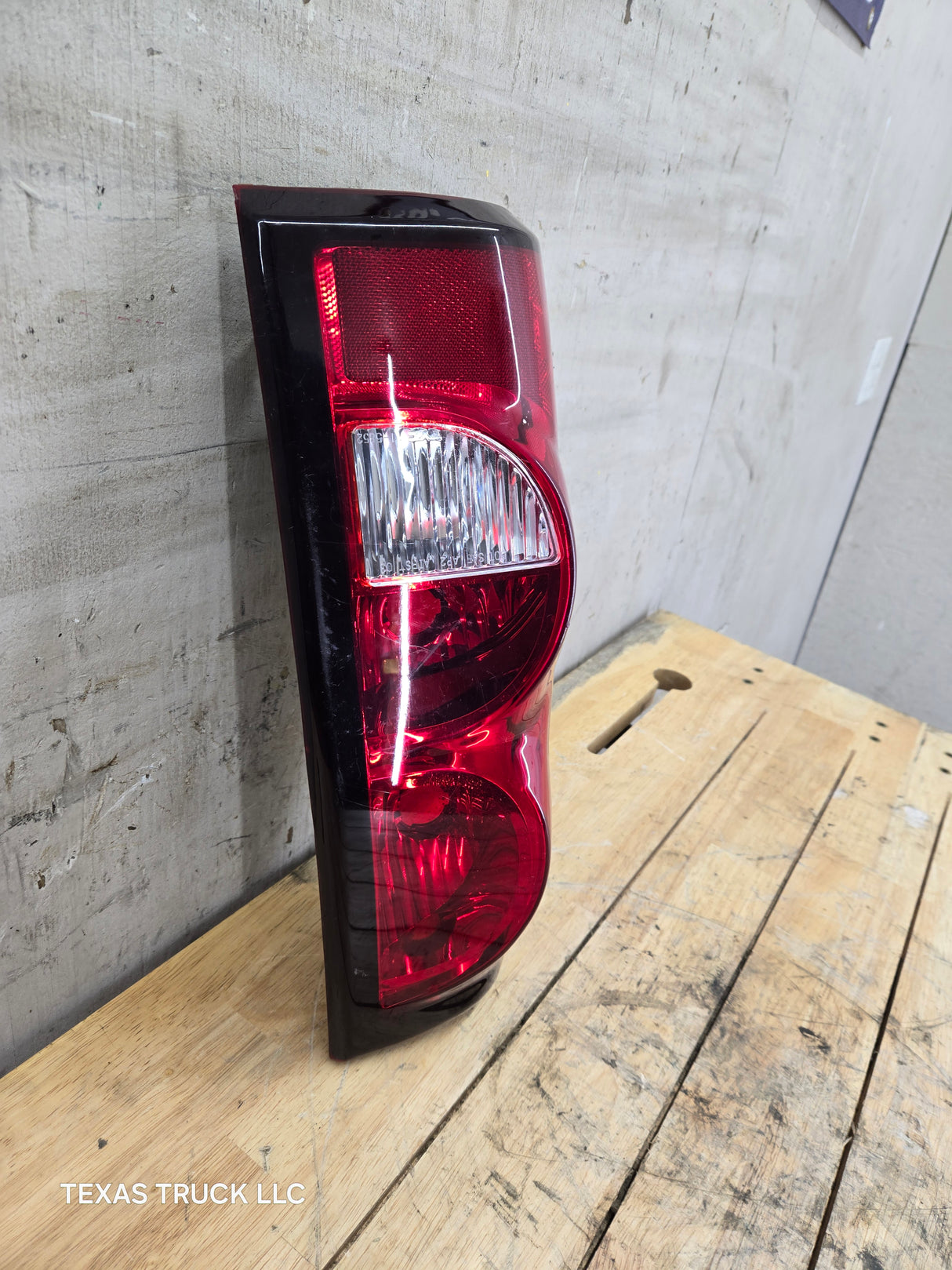 2003-2007 Chevrolet Silverado 1500 2500 3500 HD LH Driver Side Tail Light