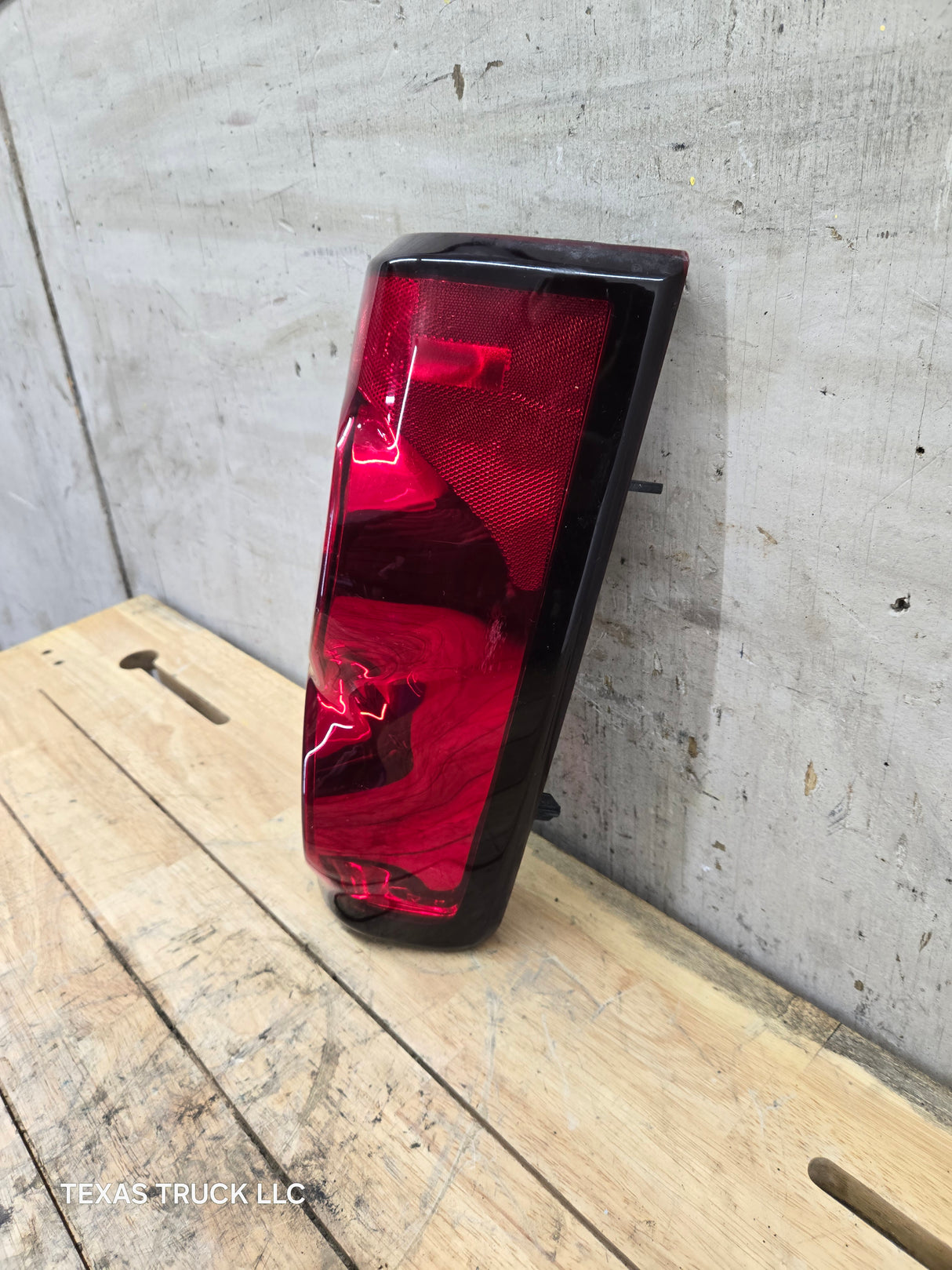 2003-2007 Chevrolet Silverado 1500 2500 3500 HD LH Driver Side Tail Light