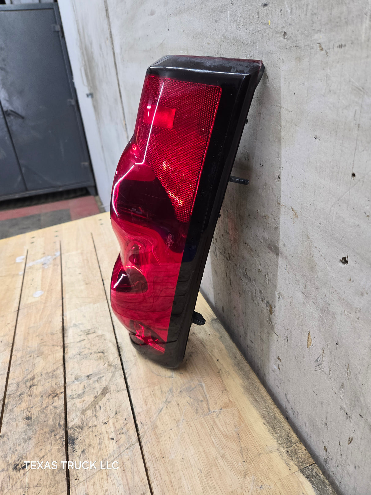 2003-2007 Chevrolet Silverado 1500 2500 3500 HD LH Driver Side Tail Light