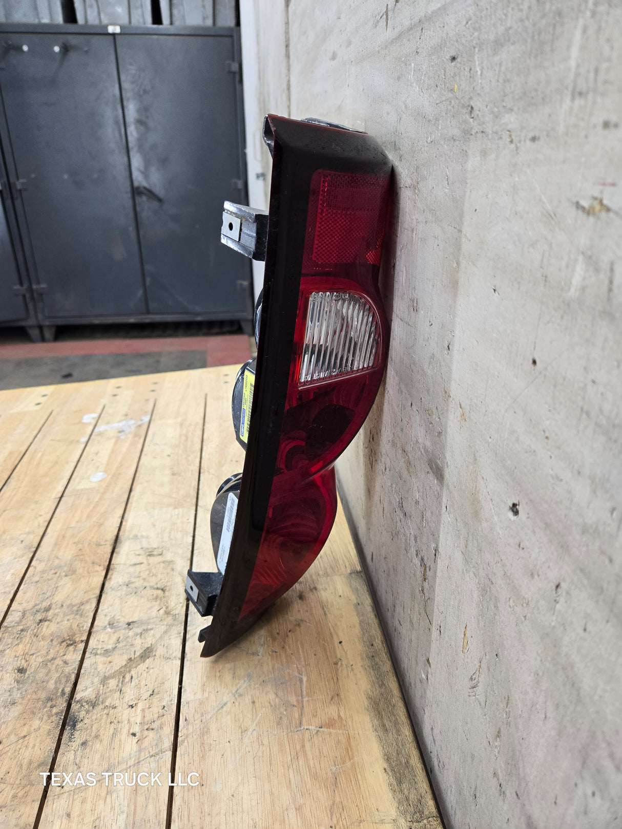 2003-2007 Chevrolet Silverado 1500 2500 3500 HD LH Driver Side Tail Light