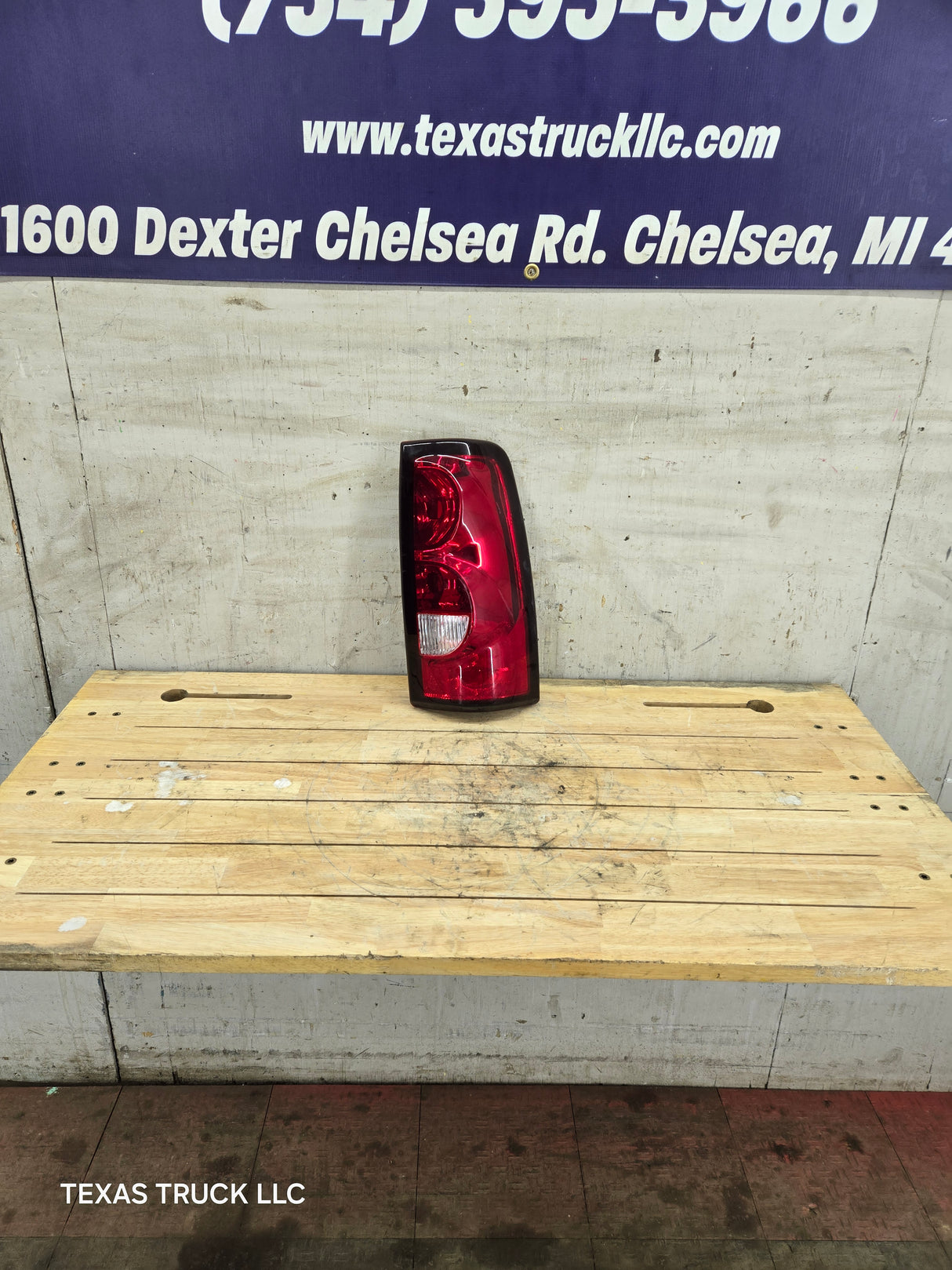2003-2007 Chevrolet Silverado 1500 2500 3500 HD RH Passenger Side Tail Light