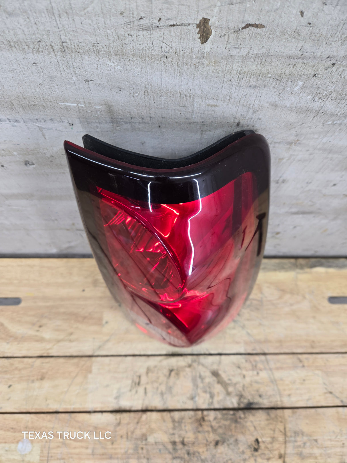 2003-2007 Chevrolet Silverado 1500 2500 3500 HD RH Passenger Side Tail Light