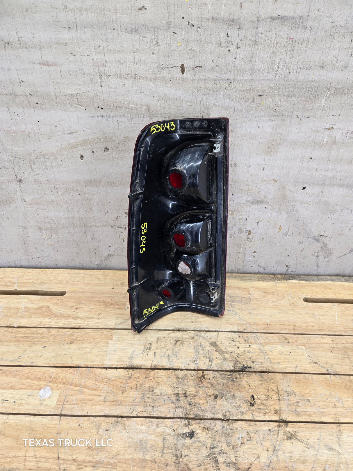 2003-2007 Chevrolet Silverado 1500 2500 3500 HD RH Passenger Side Tail Light