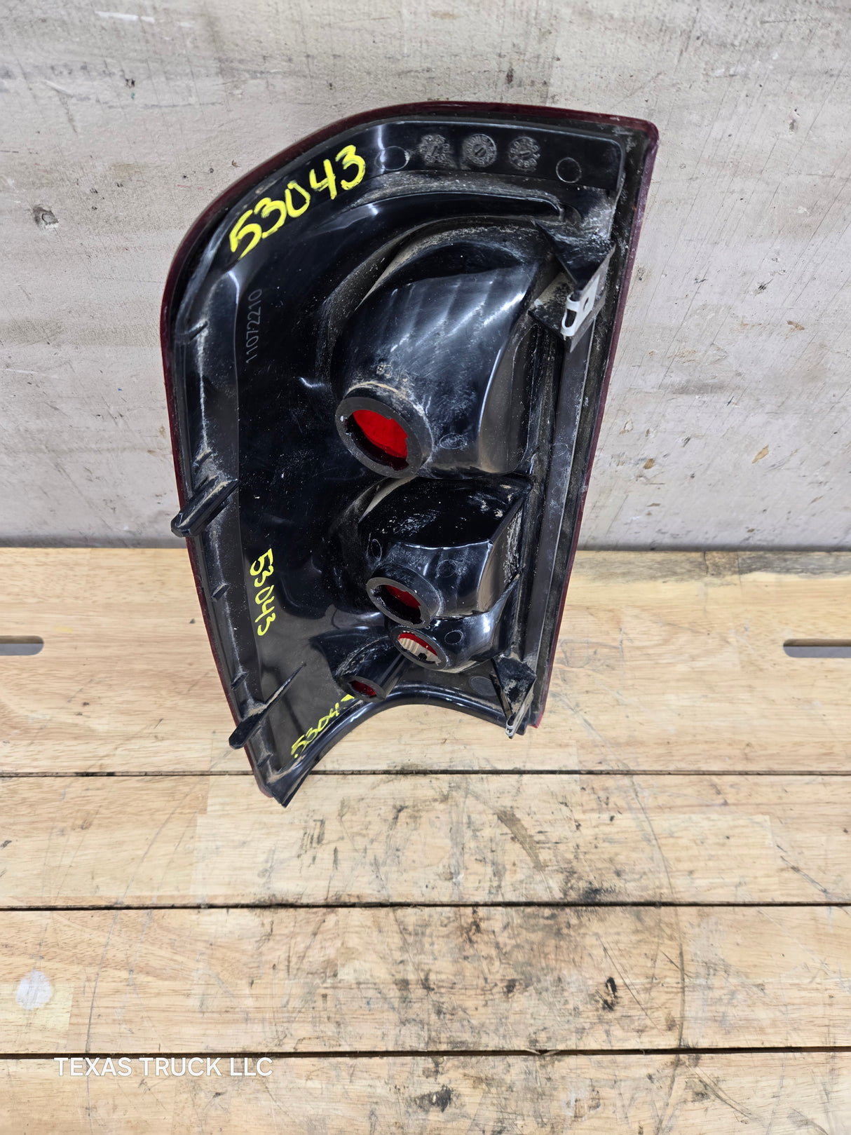 2003-2007 Chevrolet Silverado 1500 2500 3500 HD RH Passenger Side Tail Light