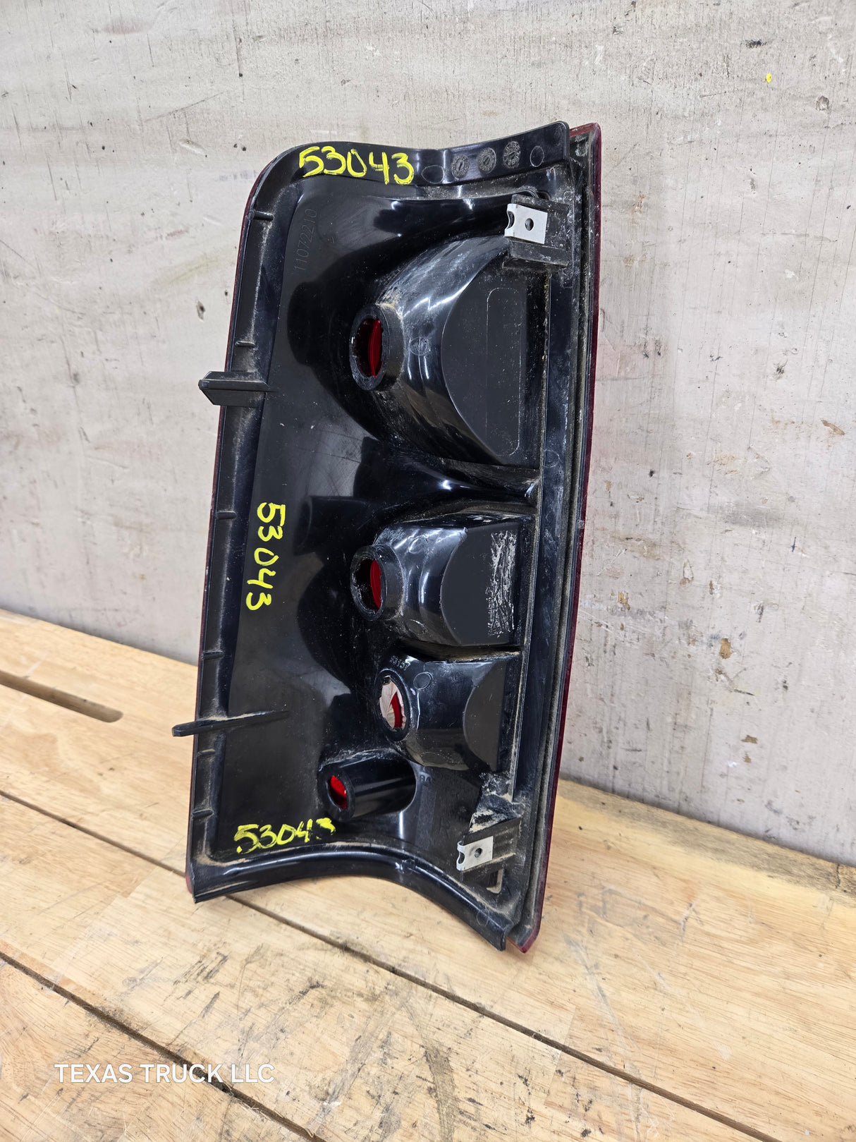 2003-2007 Chevrolet Silverado 1500 2500 3500 HD RH Passenger Side Tail Light