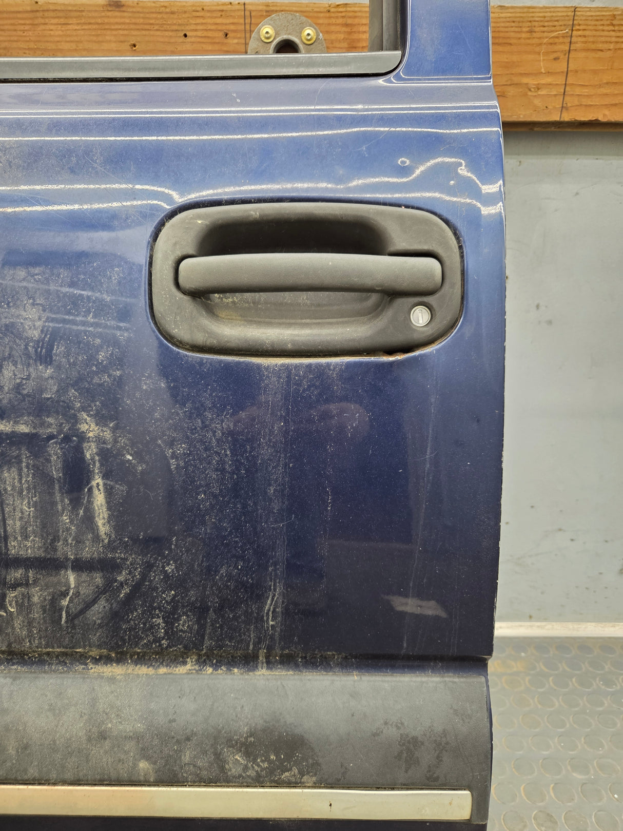 1999-2006 Chevrolet Silverado / GMC Sierra 1500 2500 3500 HD Front Driver Side Door LH