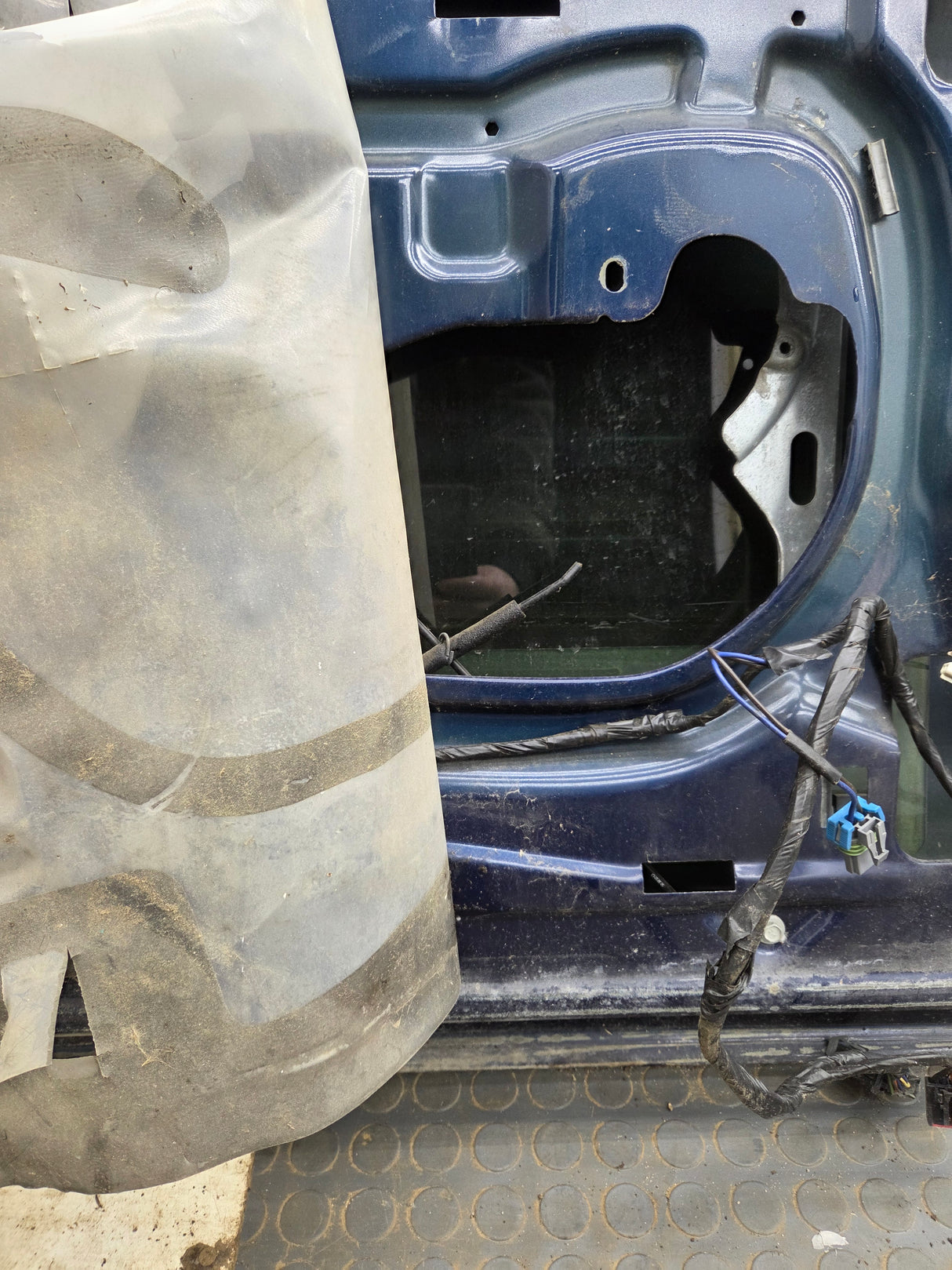 1999-2006 Chevrolet Silverado / GMC Sierra 1500 2500 3500 HD Front Driver Side Door LH