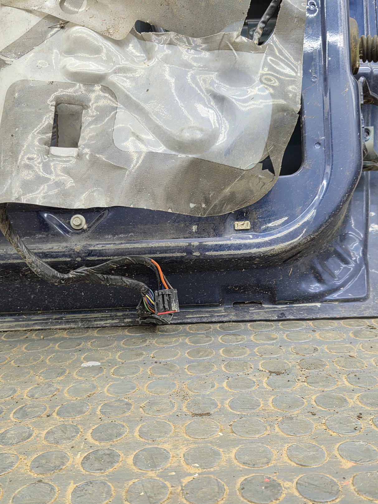 1999-2006 Chevrolet Silverado / GMC Sierra 1500 2500 3500 HD Front Driver Side Door LH