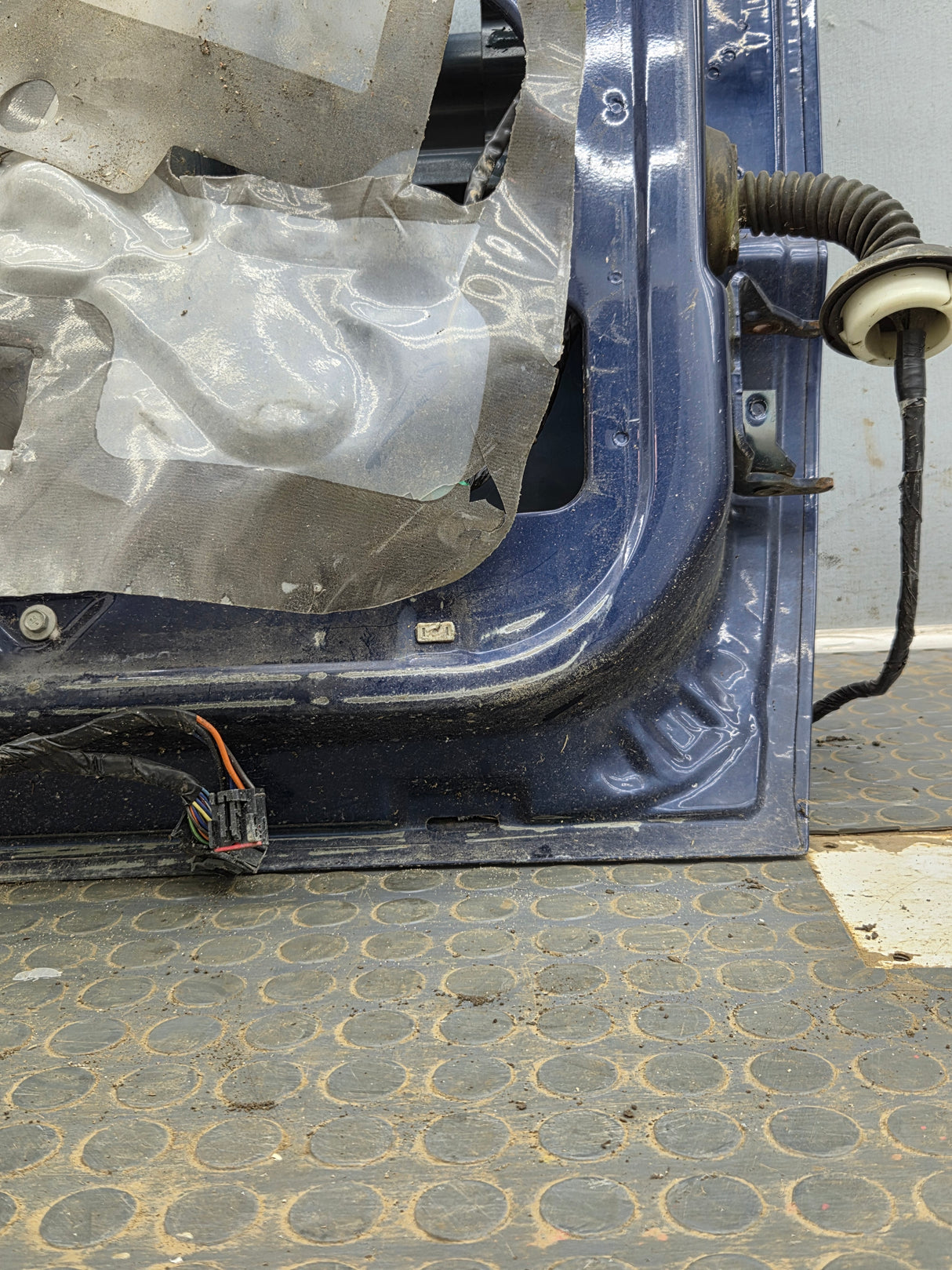 1999-2006 Chevrolet Silverado / GMC Sierra 1500 2500 3500 HD Front Driver Side Door LH