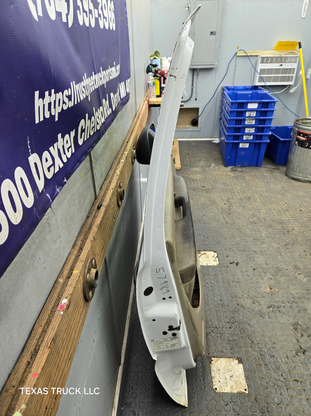 1999-2006 Chevrolet Silverado / GMC Sierra 1500 2500 3500 HD Front Driver Side Door LH