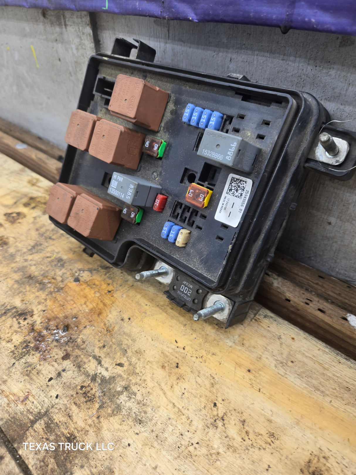 2007-2013 Chevrolet Silverado / GMC Sierra 6.0 Hybrid Engine Bay Fuse Box 25949656