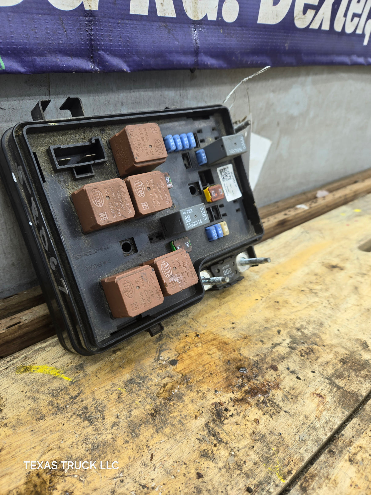 2007-2013 Chevrolet Silverado / GMC Sierra 6.0 Hybrid Engine Bay Fuse Box 25949656