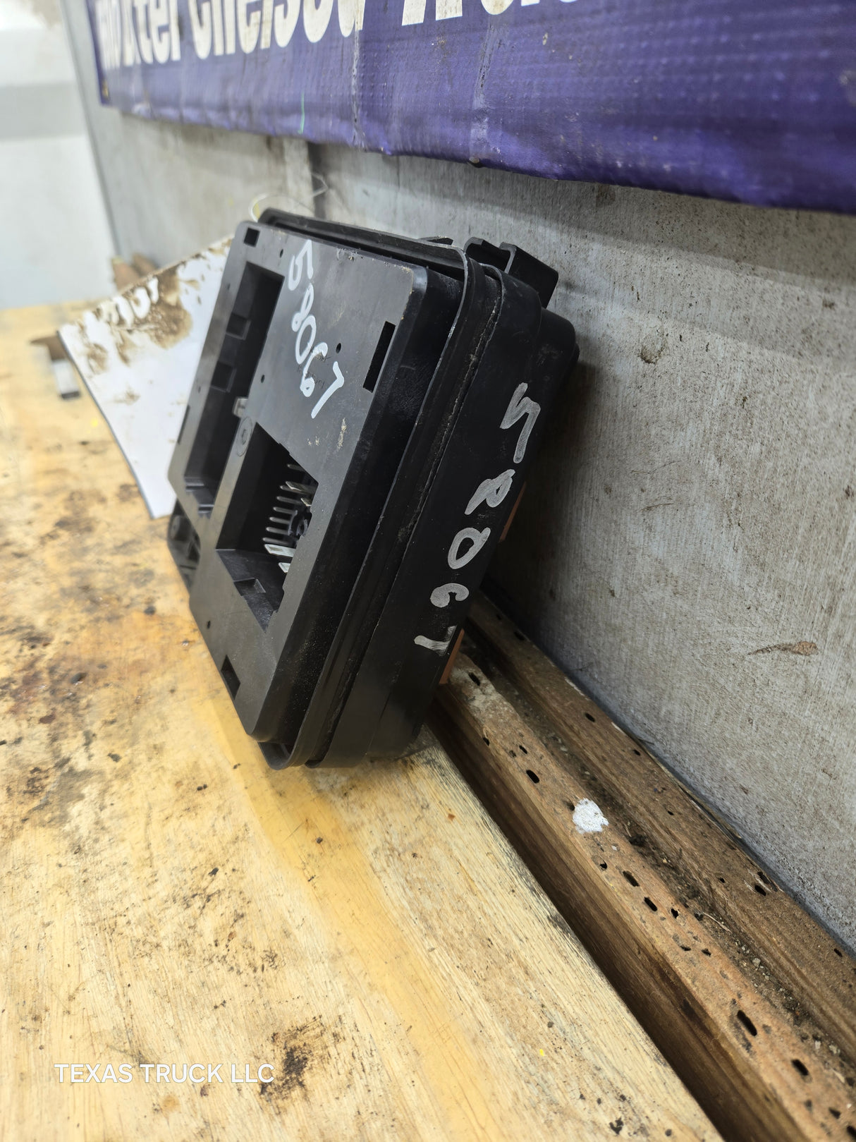 2007-2013 Chevrolet Silverado / GMC Sierra 6.0 Hybrid Engine Bay Fuse Box 25949656