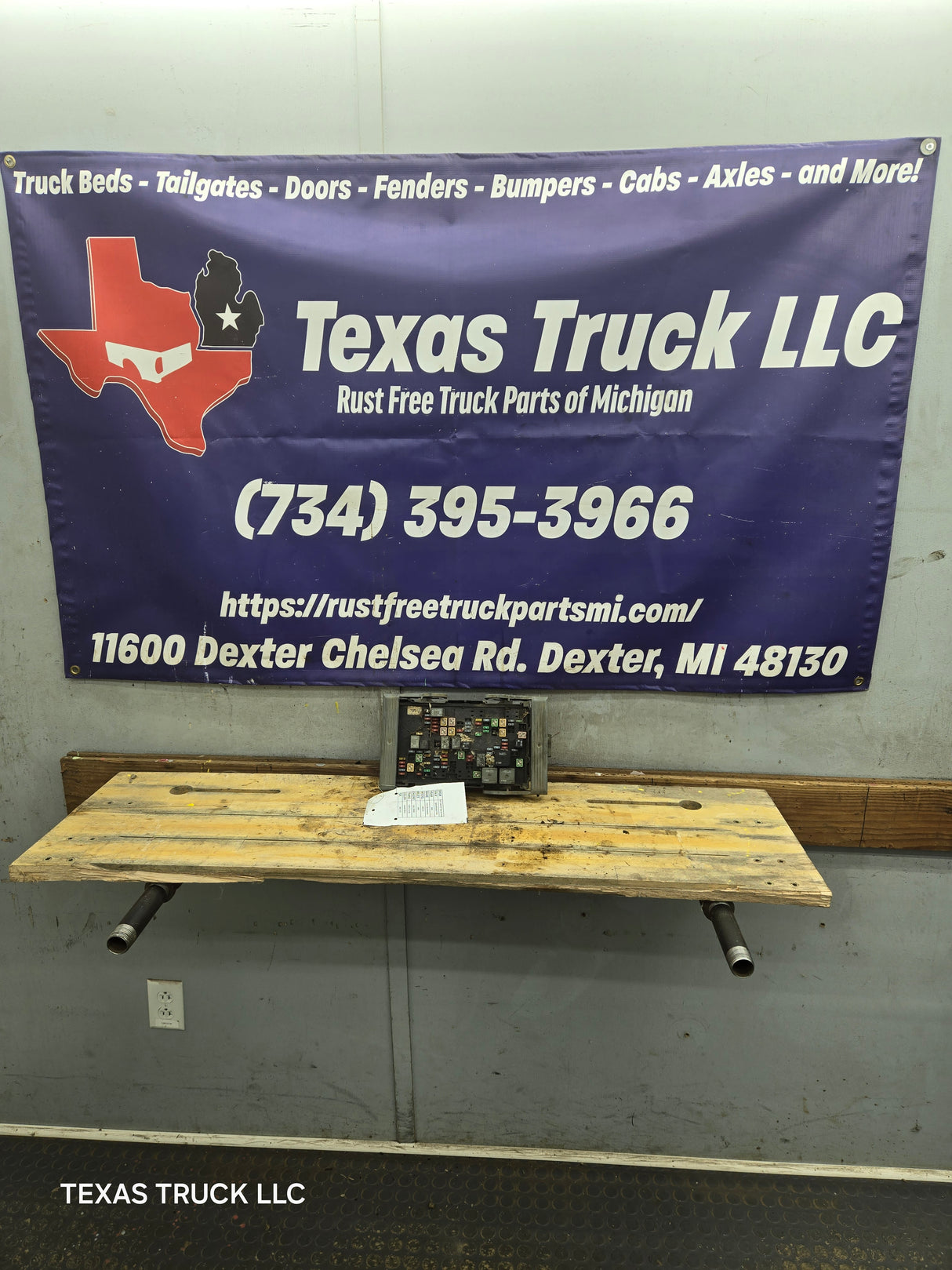 2007-2009 Chevrolet Silverado / GMC Sierra 1500 2500 3500 Engine Bay Fuse Box