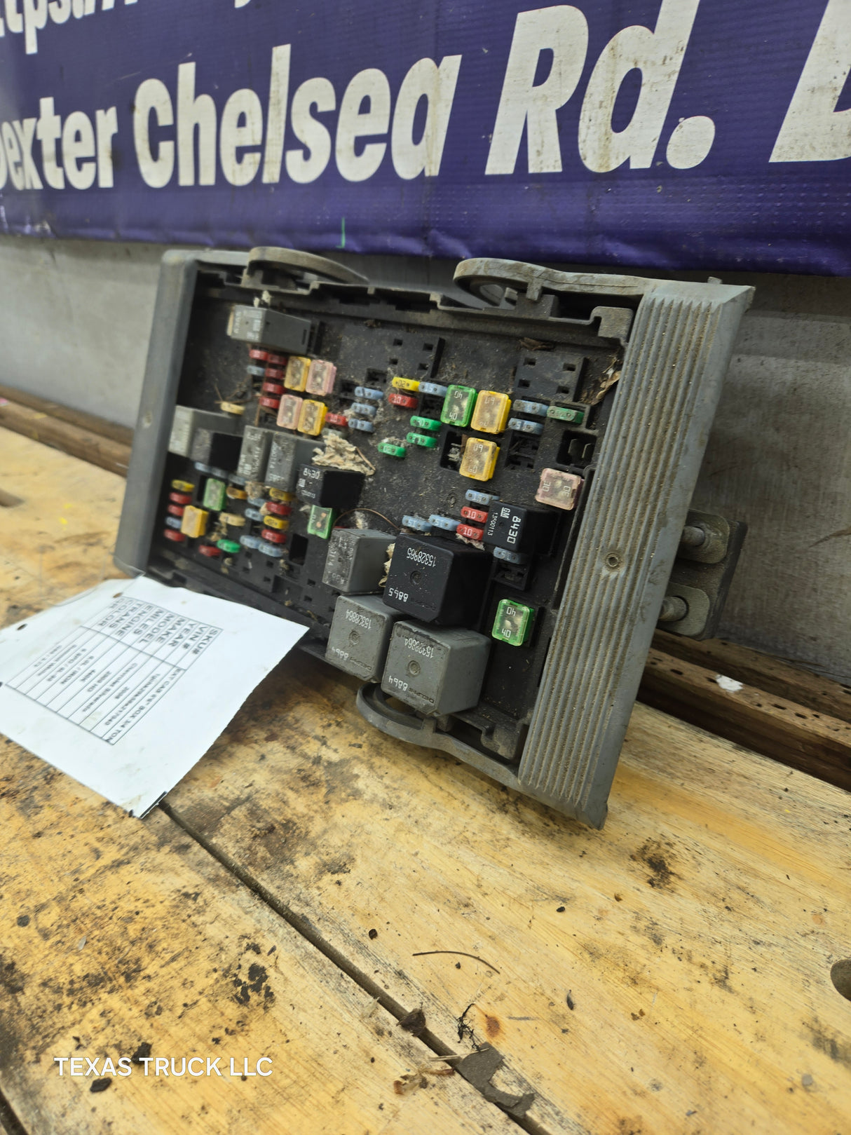 2007-2009 Chevrolet Silverado / GMC Sierra 1500 2500 3500 Engine Bay Fuse Box
