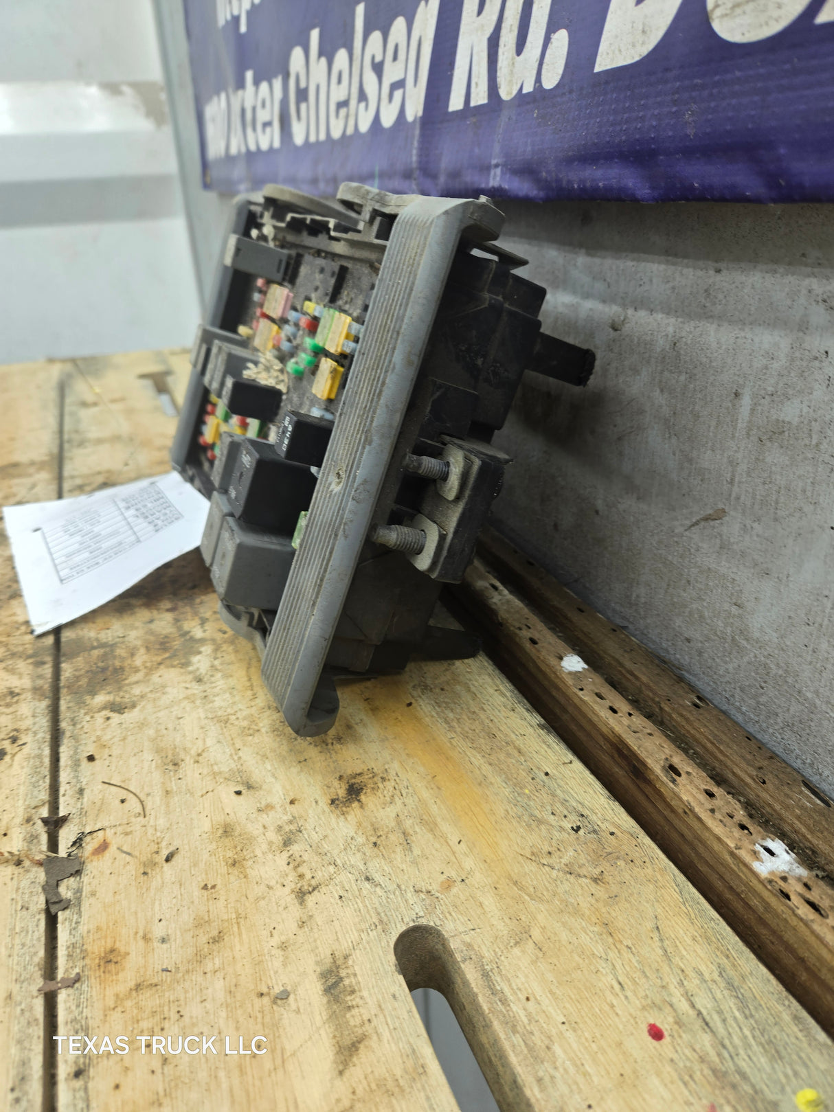 2007-2009 Chevrolet Silverado / GMC Sierra 1500 2500 3500 Engine Bay Fuse Box