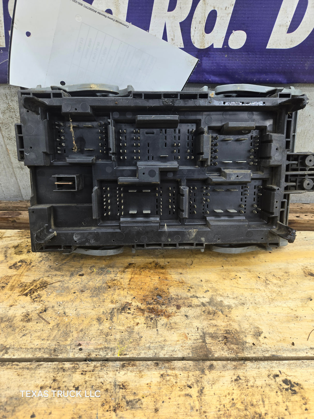 2007-2009 Chevrolet Silverado / GMC Sierra 1500 2500 3500 Engine Bay Fuse Box