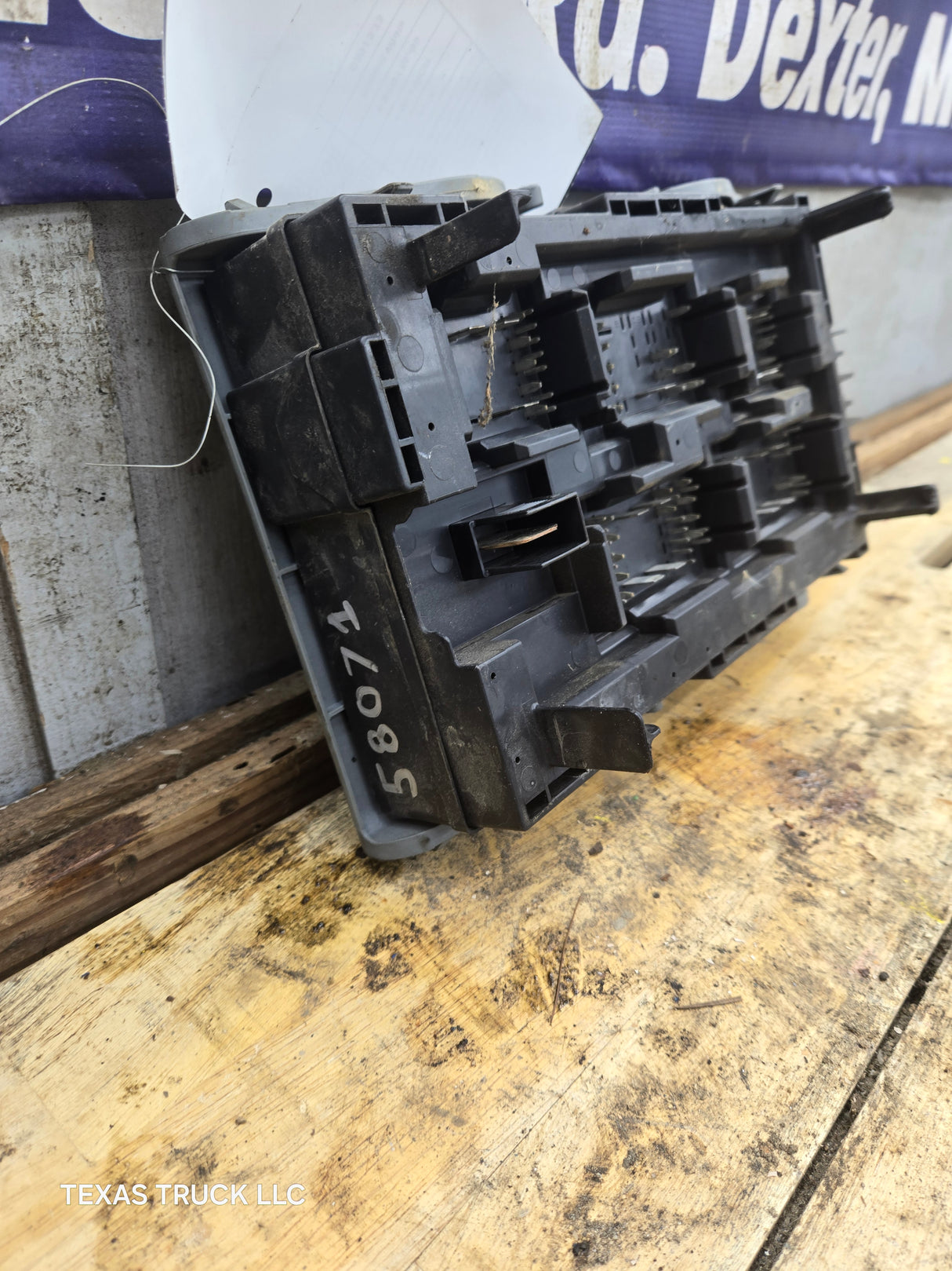 2007-2009 Chevrolet Silverado / GMC Sierra 1500 2500 3500 Engine Bay Fuse Box