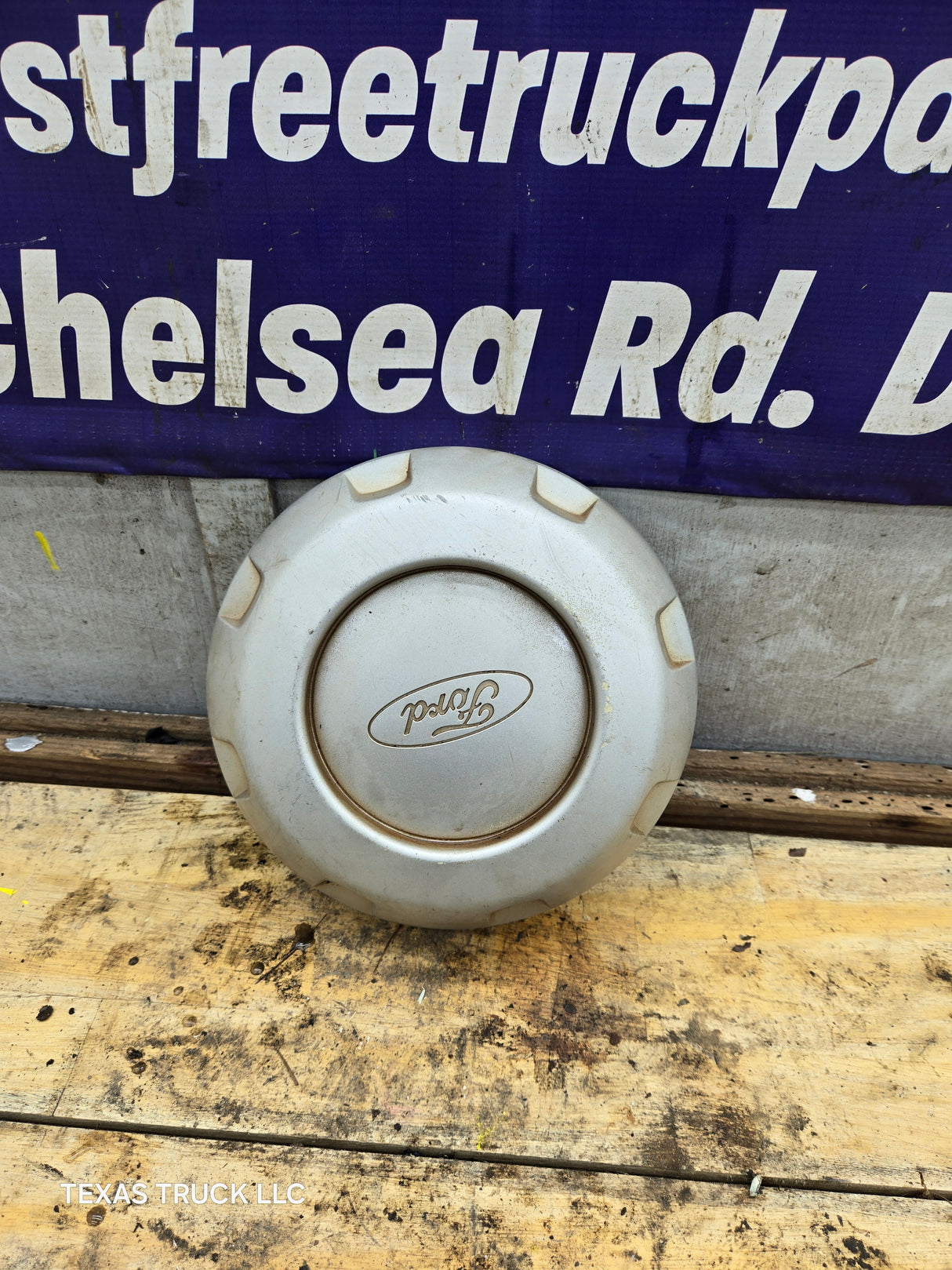 2008-2016 Ford Super Duty F250 F350 Hub Cap Center Cap SINGLE REAR WHEEL 8 LUG 5C34-1A096-CC