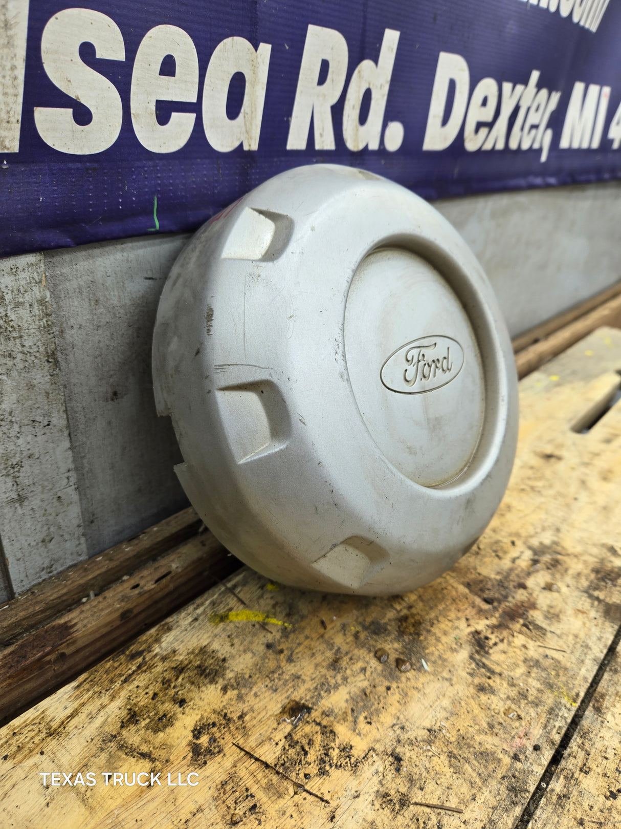 2008-2016 Ford Super Duty F250 F350 Hub Cap Center Cap SINGLE REAR WHEEL 8 LUG 5C34-1A096-CC
