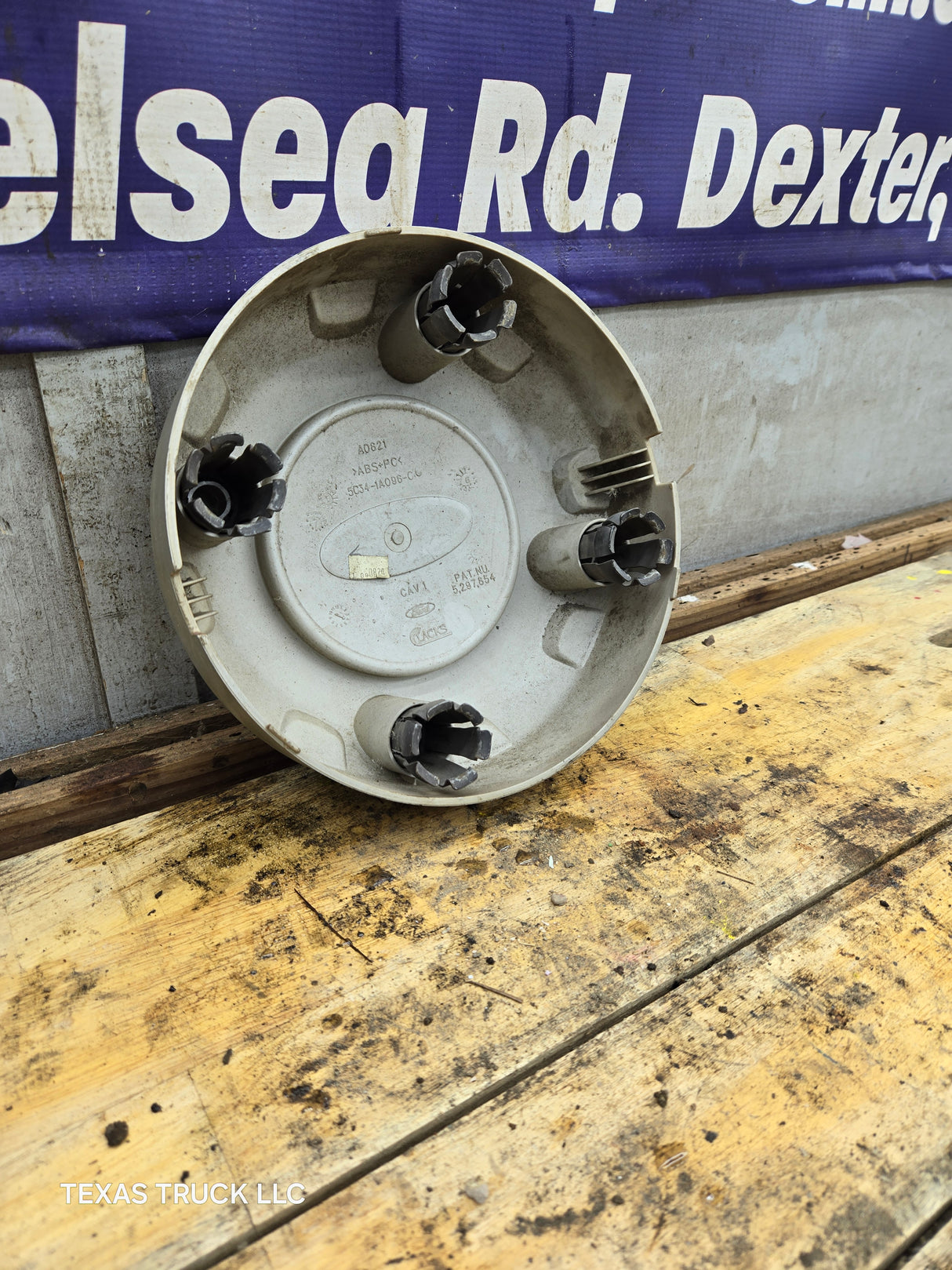2008-2016 Ford Super Duty F250 F350 Hub Cap Center Cap SINGLE REAR WHEEL 8 LUG 5C34-1A096-CC
