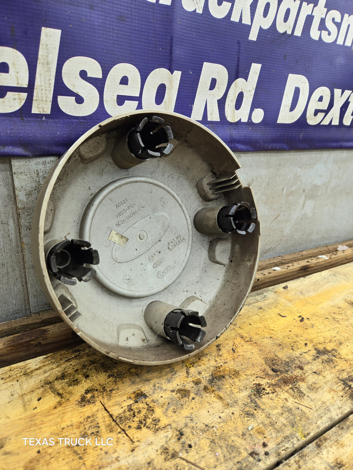 2008-2016 Ford Super Duty F250 F350 Hub Cap Center Cap SINGLE REAR WHEEL 8 LUG 5C34-1A096-CC