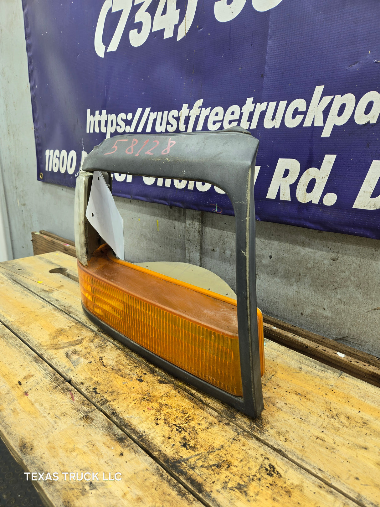 1992-1997 Ford F150 F250 F350 F450 F550 RH Passenger Side Headlight Bezel Corner Marker / Turn signal