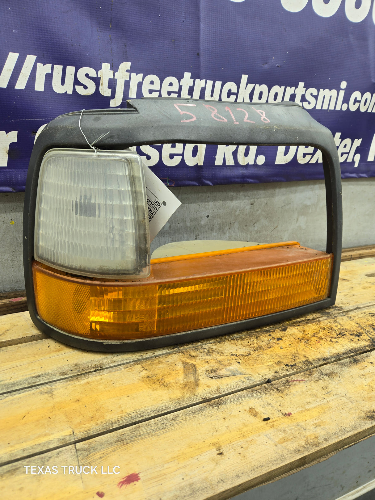 1992-1997 Ford F150 F250 F350 F450 F550 RH Passenger Side Headlight Bezel Corner Marker / Turn signal