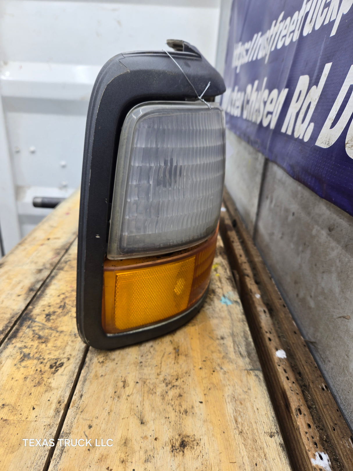 1992-1997 Ford F150 F250 F350 F450 F550 RH Passenger Side Headlight Bezel Corner Marker / Turn signal