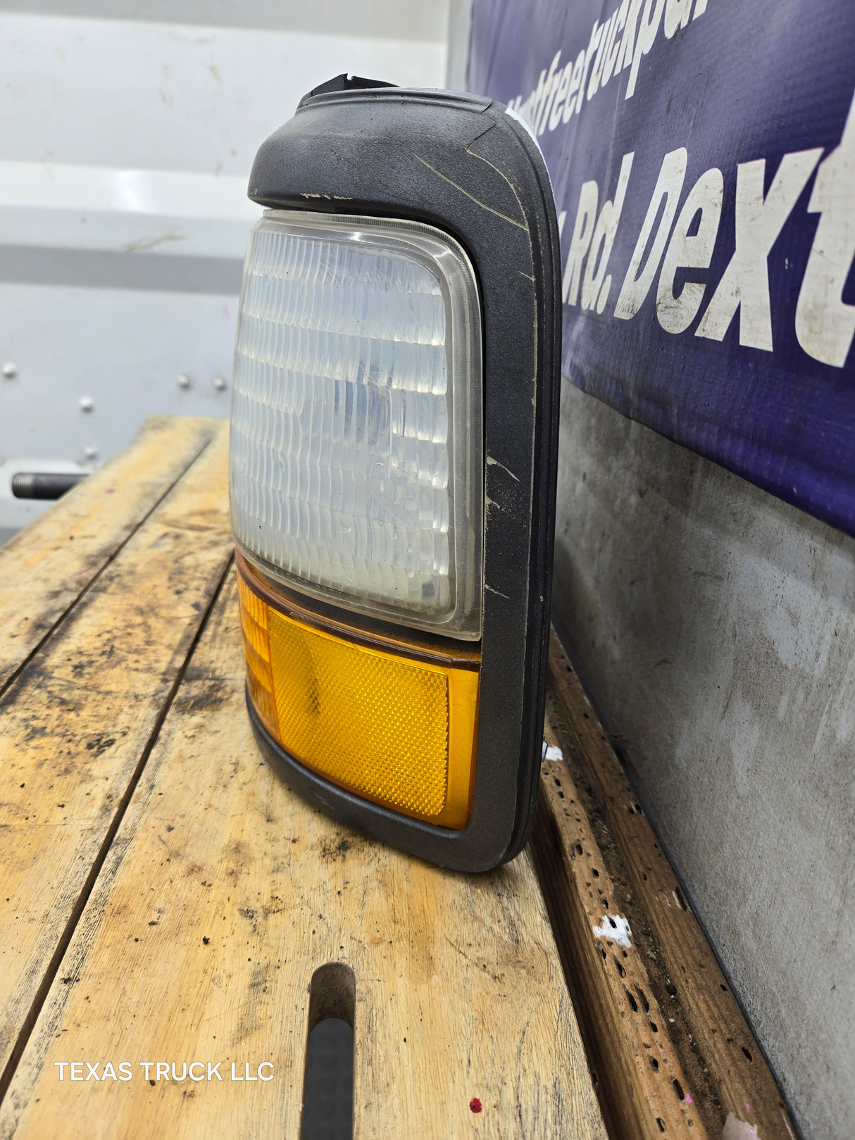 1992-1997 Ford F150 F250 F350 F450 F550 LH Driver Side Headlight Bezel Corner Marker / Turn signal