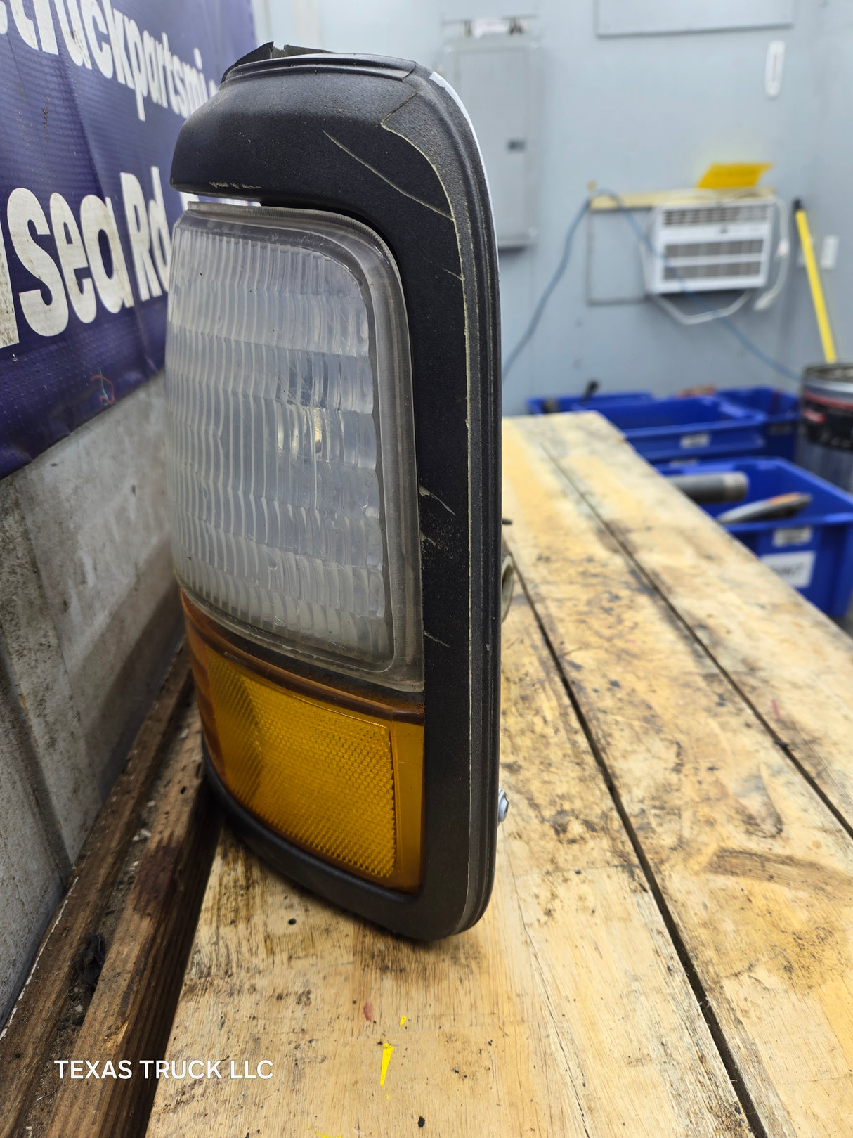 1992-1997 Ford F150 F250 F350 F450 F550 LH Driver Side Headlight Bezel Corner Marker / Turn signal
