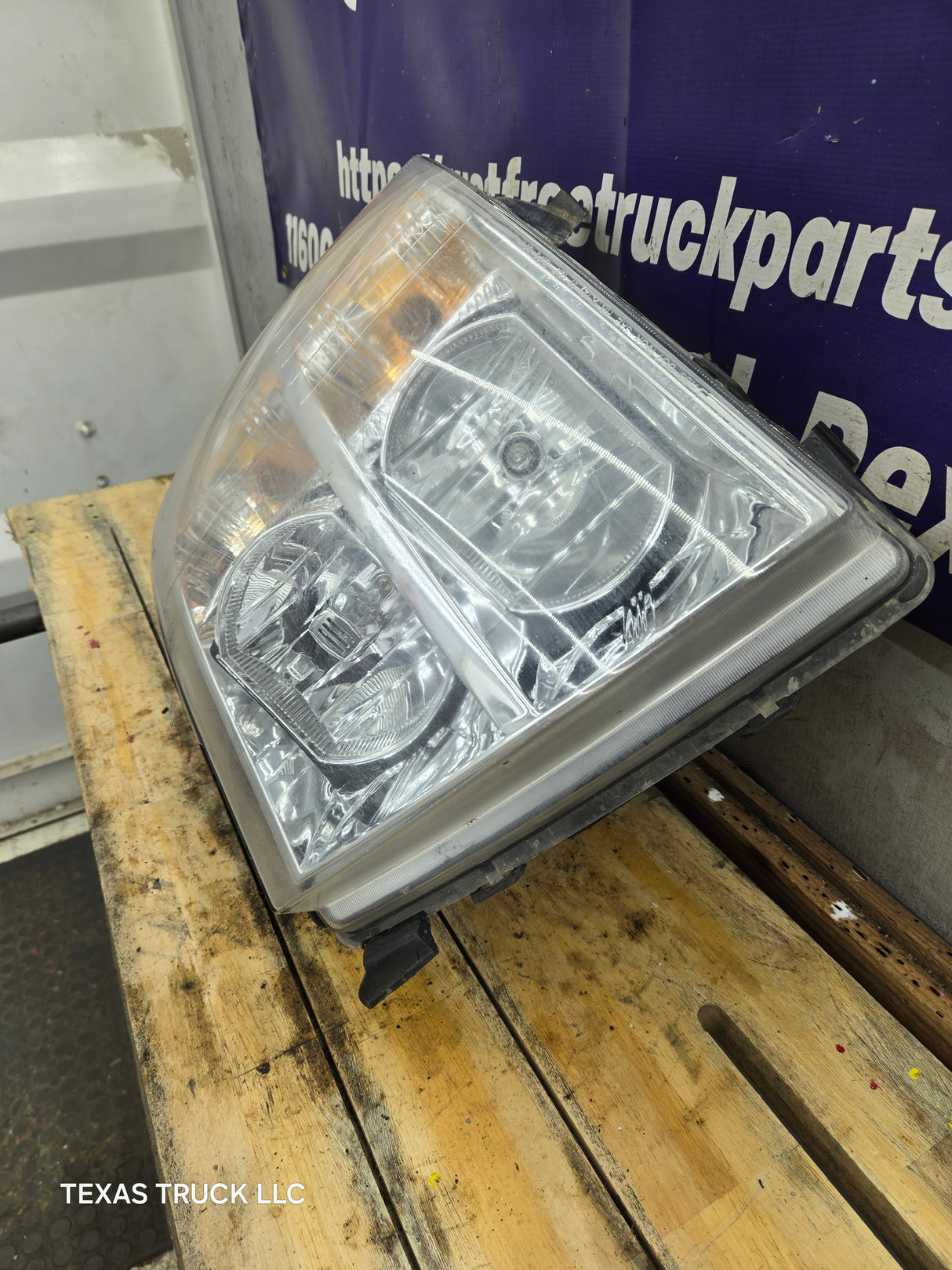 2007-2013 Chevrolet Silverado 1500 2500 3500 RH Passenger Side Halogen Headlight 25833679