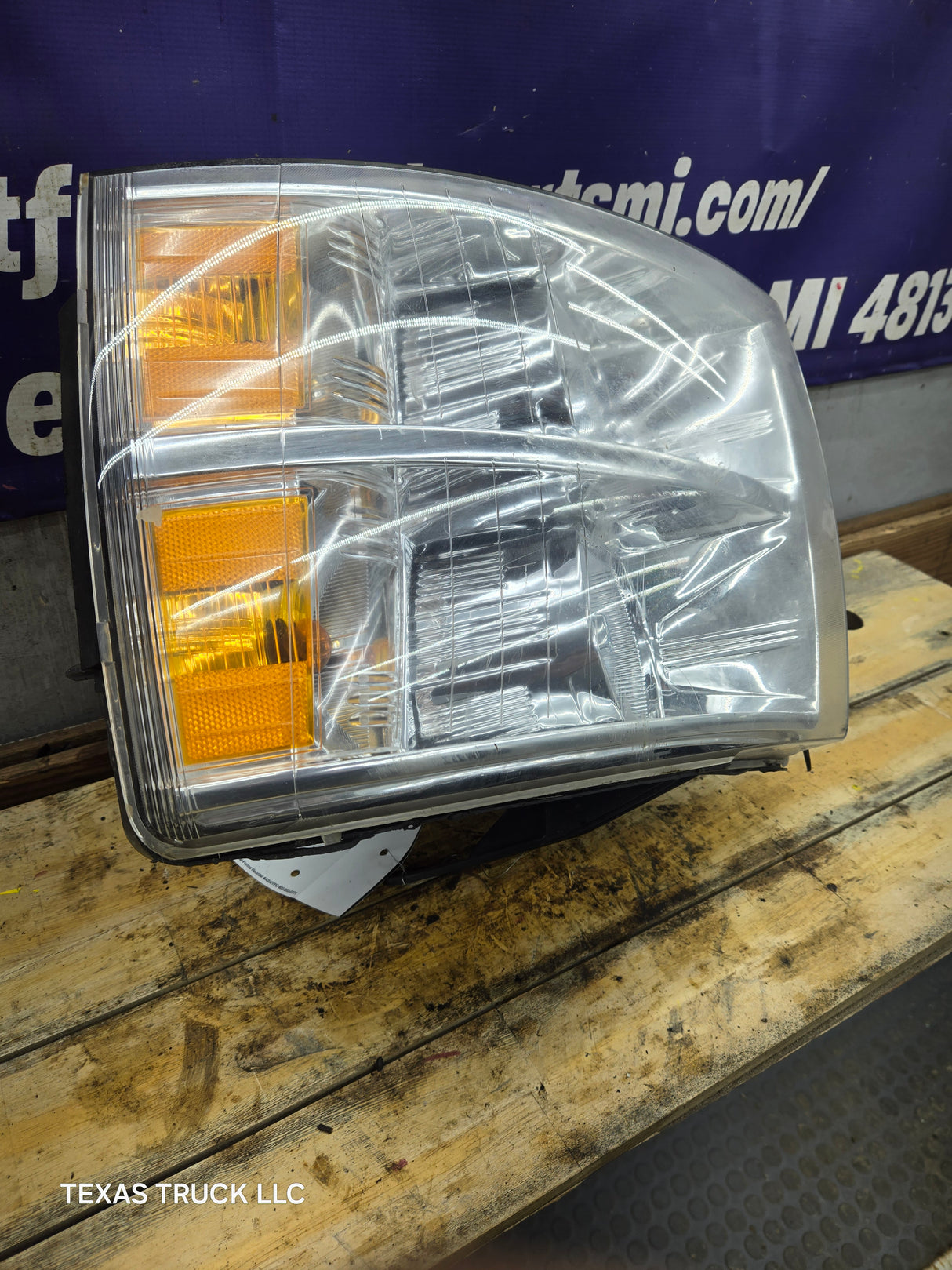 2007-2013 Chevrolet Silverado 1500 2500 3500 RH Passenger Side Halogen Headlight 25833679