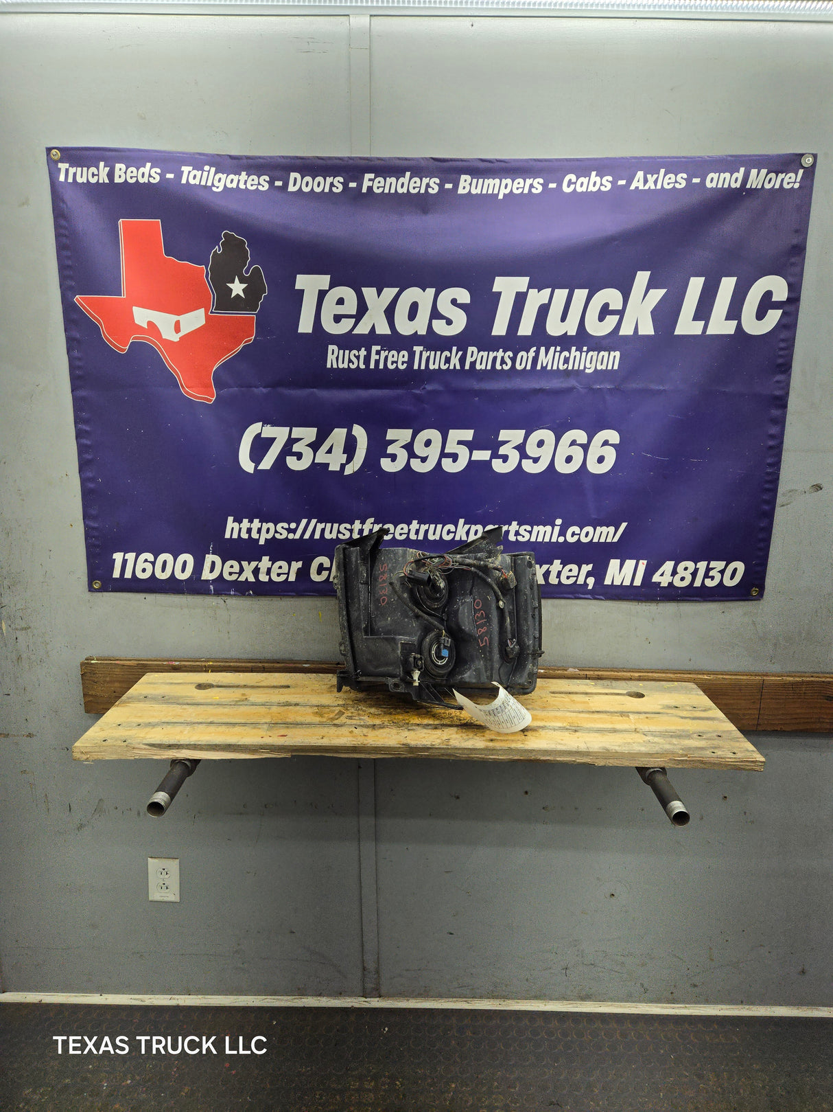 2007-2013 Chevrolet Silverado 1500 2500 3500 RH Passenger Side Halogen Headlight 25833679