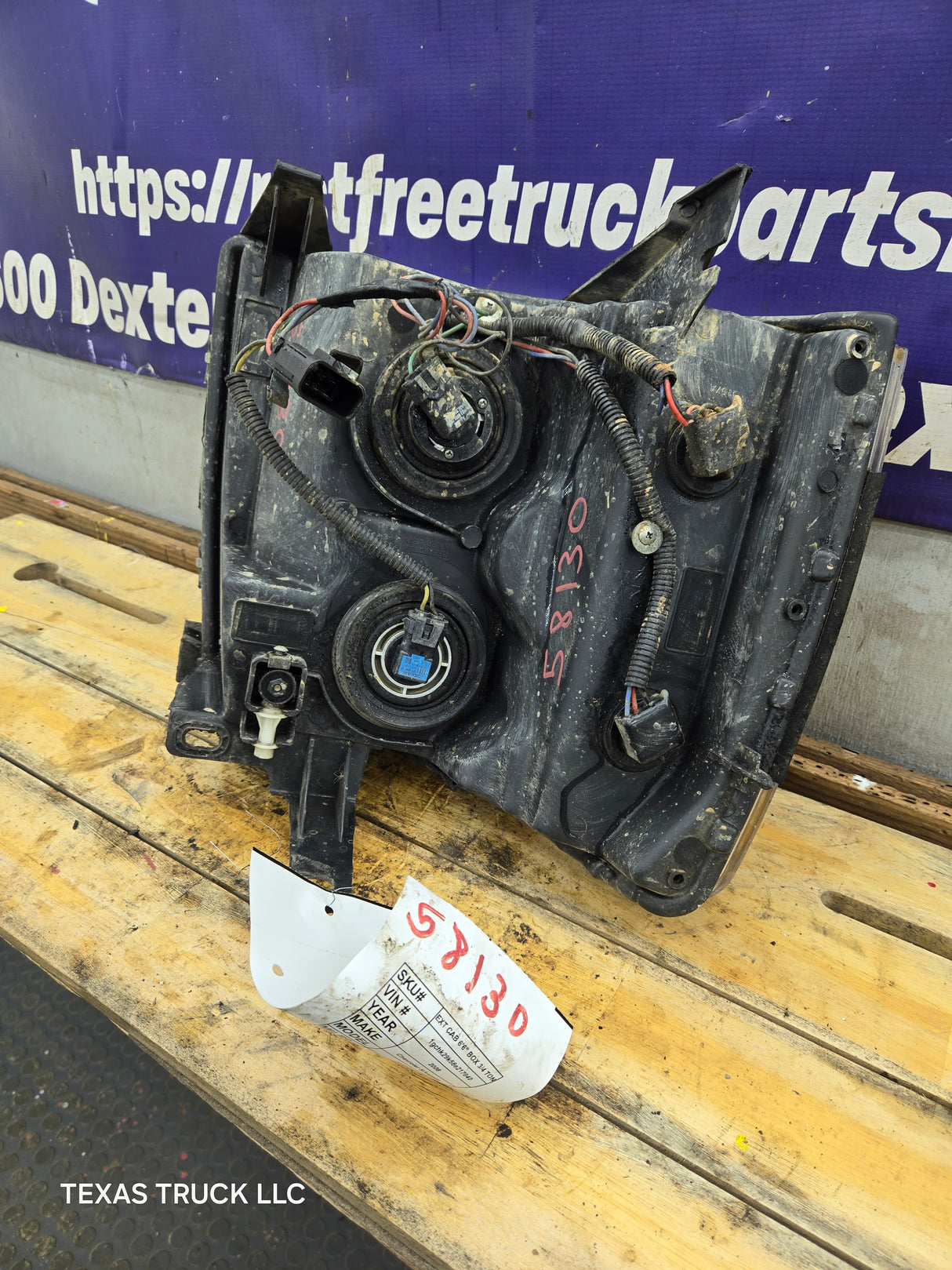 2007-2013 Chevrolet Silverado 1500 2500 3500 RH Passenger Side Halogen Headlight 25833679