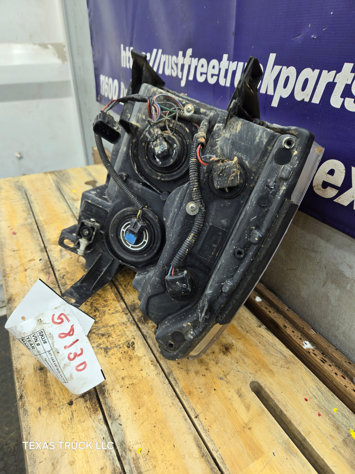 2007-2013 Chevrolet Silverado 1500 2500 3500 RH Passenger Side Halogen Headlight 25833679