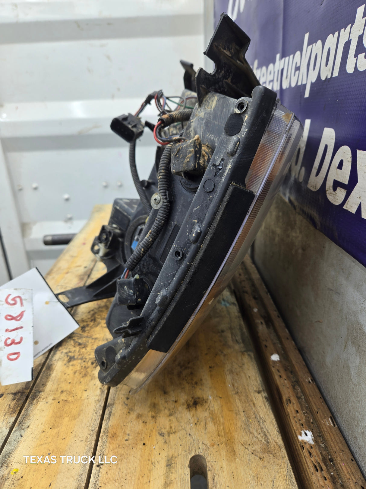 2007-2013 Chevrolet Silverado 1500 2500 3500 RH Passenger Side Halogen Headlight 25833679