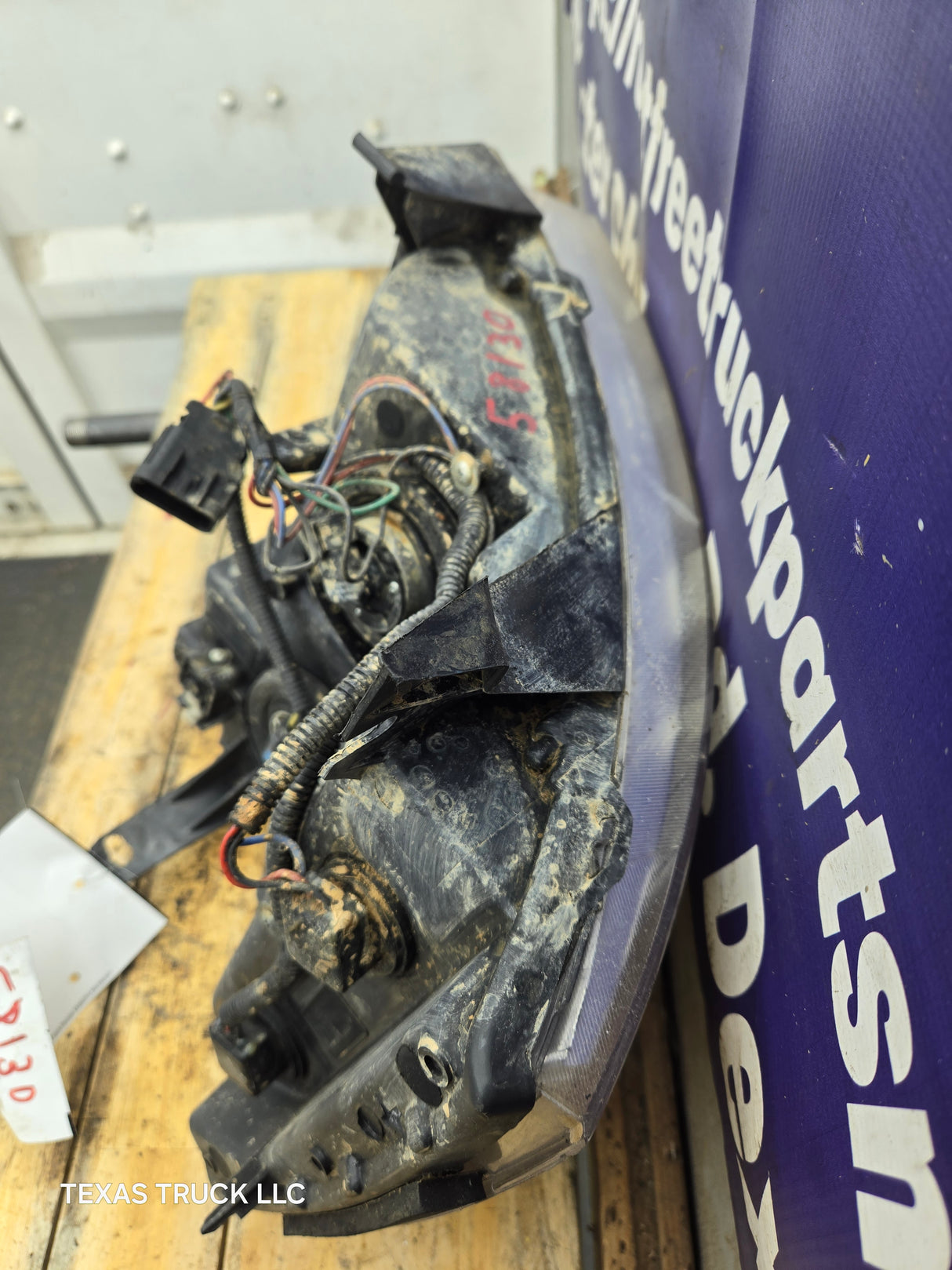 2007-2013 Chevrolet Silverado 1500 2500 3500 RH Passenger Side Halogen Headlight 25833679