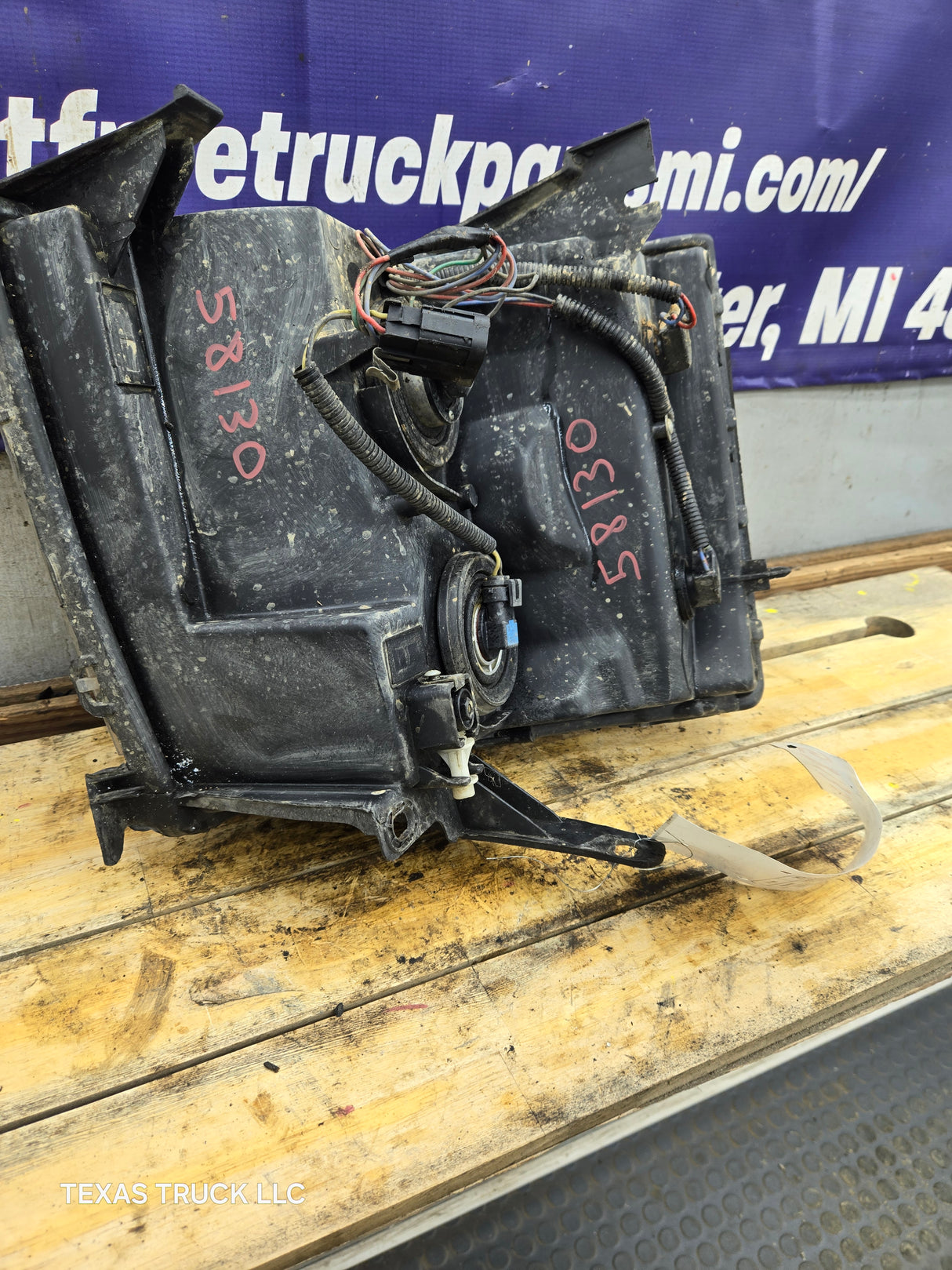 2007-2013 Chevrolet Silverado 1500 2500 3500 RH Passenger Side Halogen Headlight 25833679