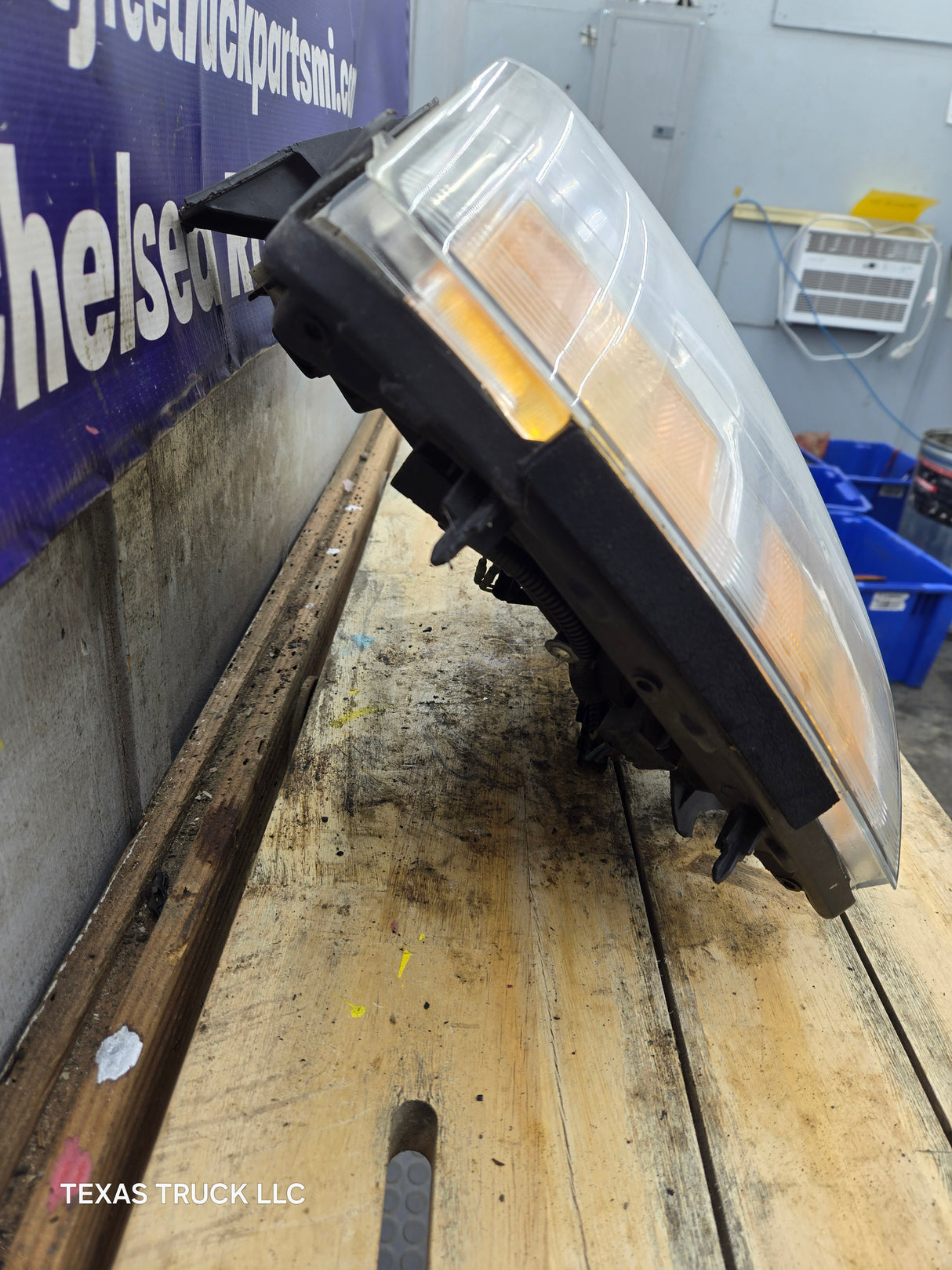 2007-2013 Chevrolet Silverado 1500 2500 3500 RH Passenger Side Halogen Headlight 25833679