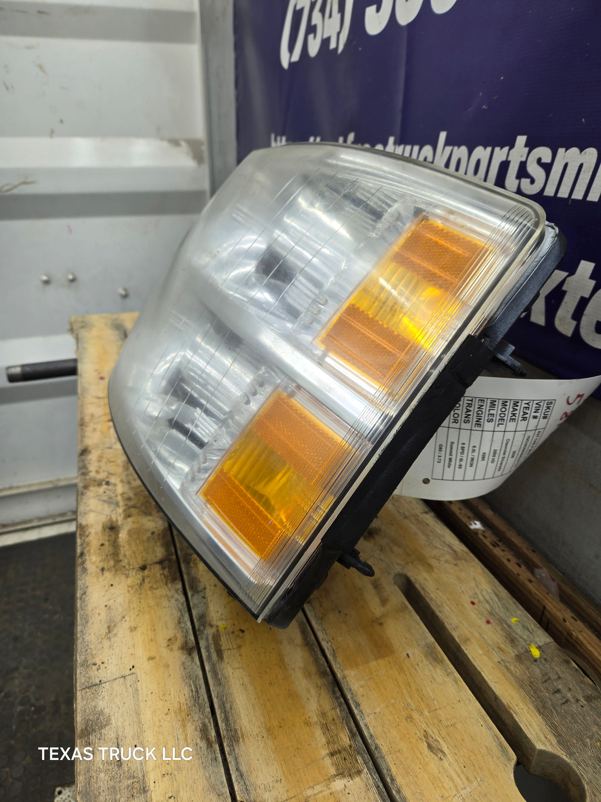 2007-2013 Chevrolet Silverado 1500 2500 3500 LH Driver Side Halogen Headlight 25833678